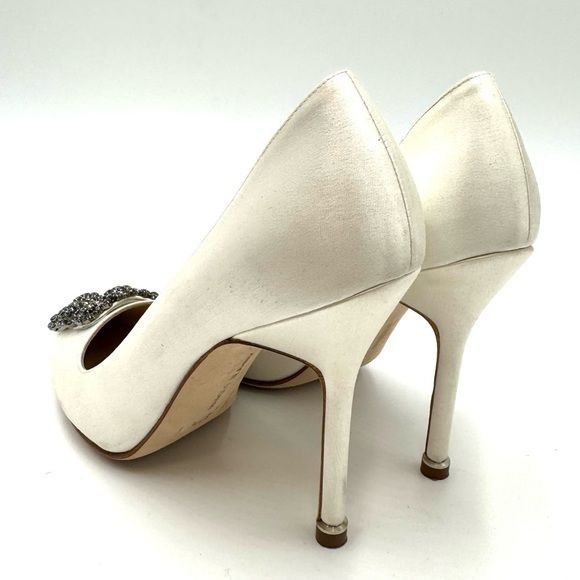 MANOLO BLAHNIK Hangisi 70MM Crystal Buckle Satin Pumps