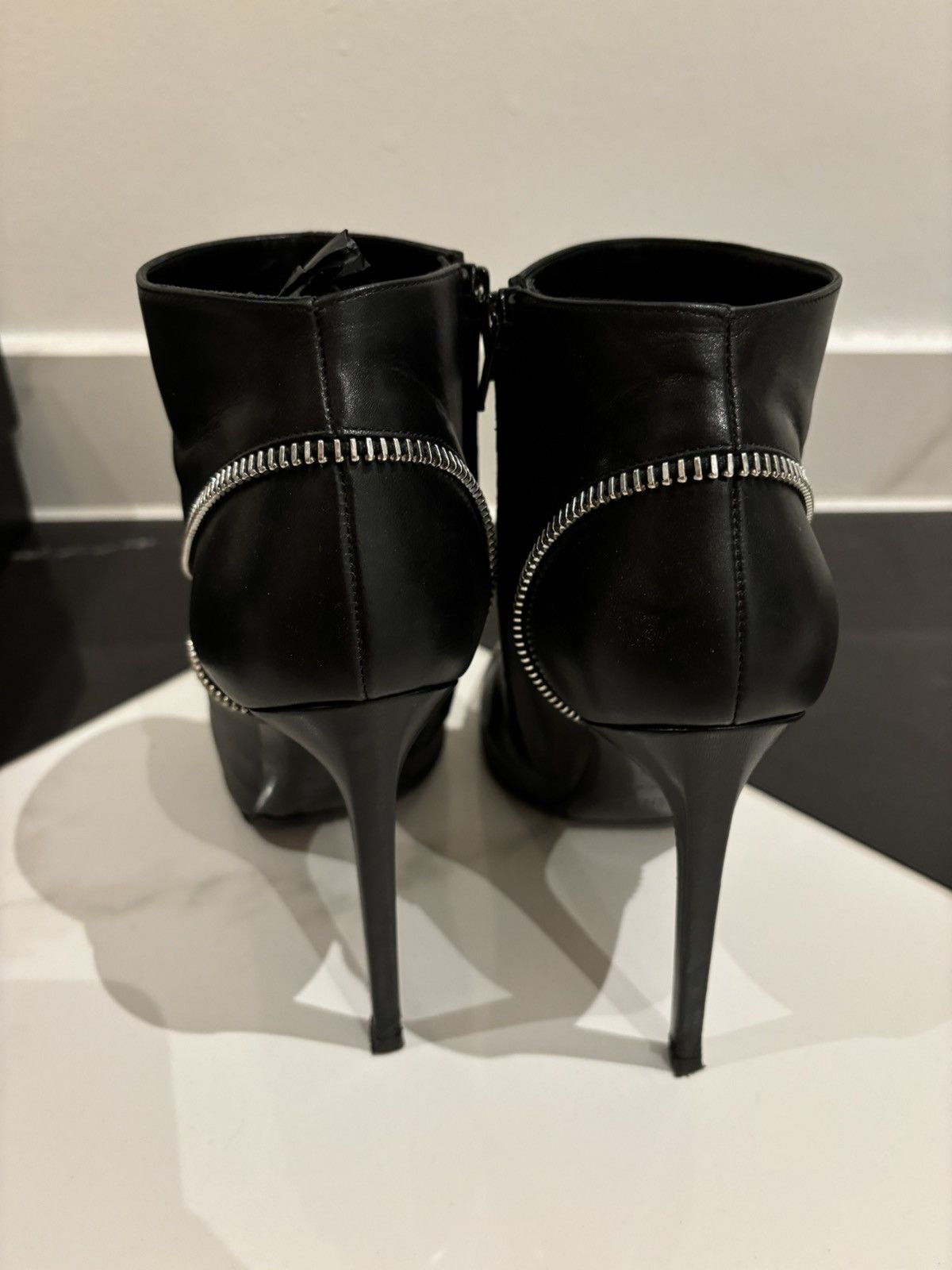 Yves Saint Laurent Saint Laurent Ankle Boots in 38.5 Size US 8.5 / IT 38.5 - 8 Thumbnail