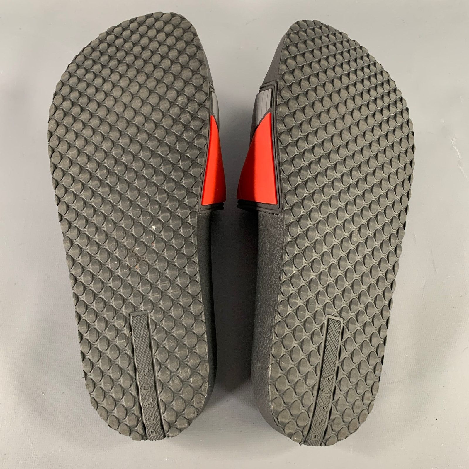 Prada PRADA Size 8 Black & White Logo Rubber Slide Sandals Size US 8 / EU 41 - 6 Thumbnail