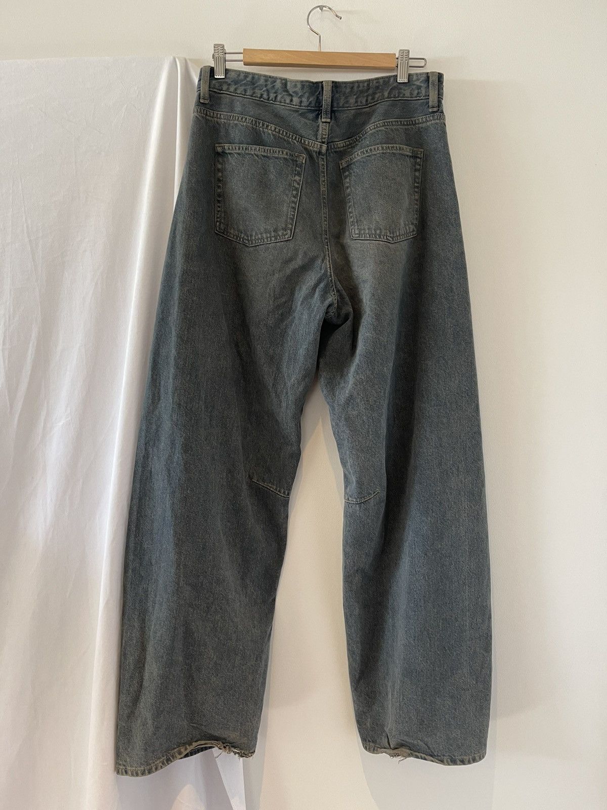 GU GU faded dirty wash darted baggy denim heel bite japan Size US 33 - 3 Thumbnail