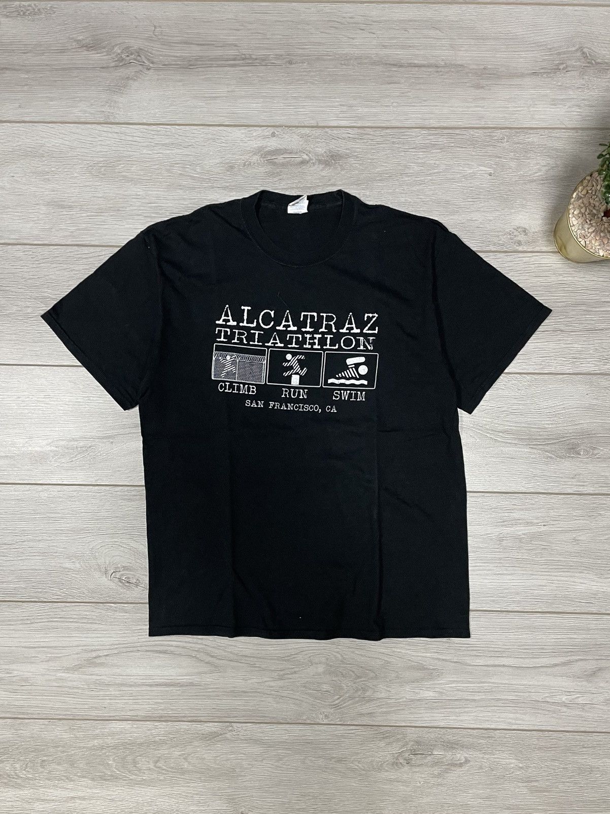 Vintage Vintage Y2K Alcatraz Triathlon Funny Graphic Tee Size US L / EU 52-54 / 3 - 2 Thumbnail