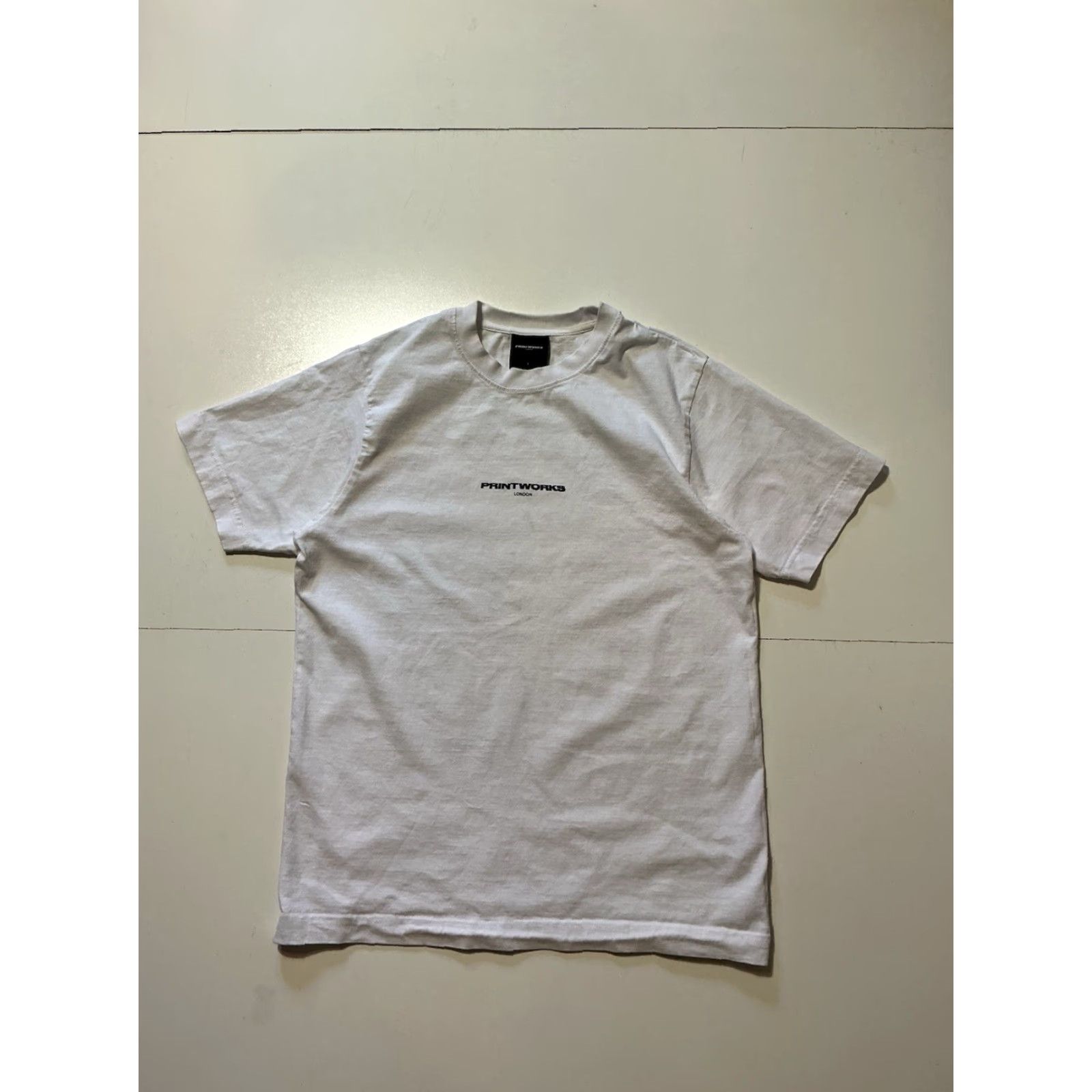Avenue VINTAGE Printworks London Drumsheds EDM Electronic Music Concert Venue White Graphic T-Shirt S Mens Size US S / EU 44-46 / 1 - 2 Thumbnail