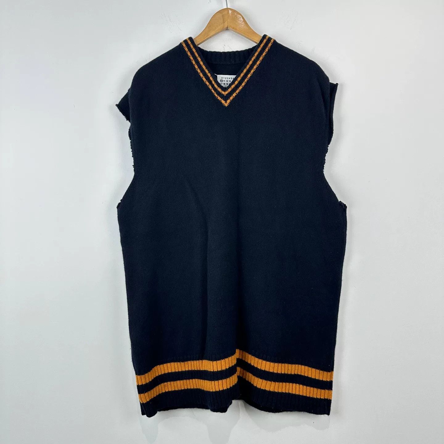 Maison Margiela Maison Margiela V-Neck Wool Vest Sweater Size US M / EU 48-50 / 2 - 1 Thumbnail