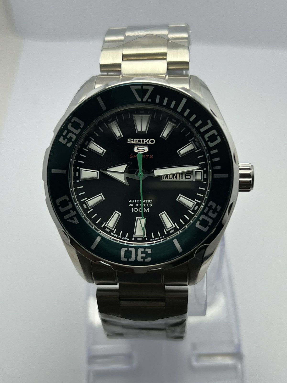 Seiko Seiko Sports Automatic Directional Bazel Day/Date Japan Size 44 - 6 Thumbnail