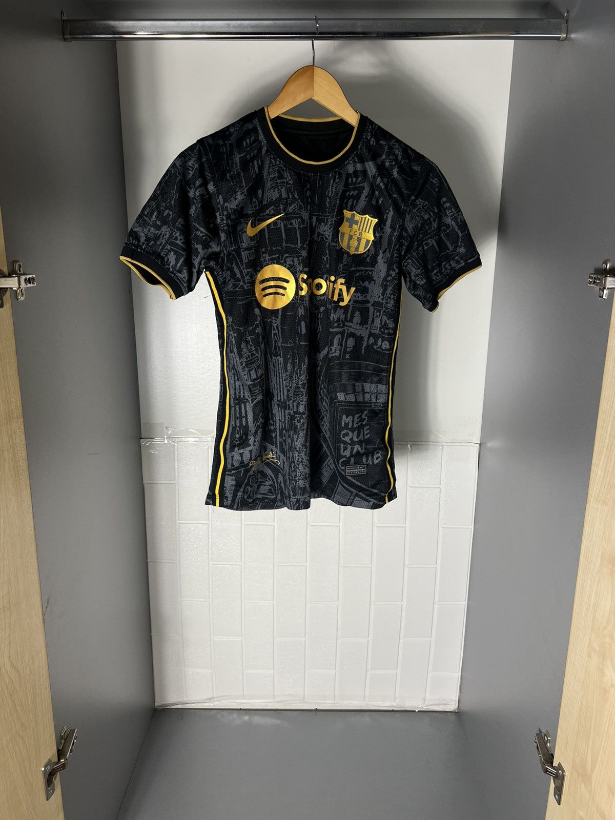 Vintage VERY RARE NIKE FC BARCELONA SPAIN SOCCER JERSEY RETRO Y2K Size US S / EU 44-46 / 1 - 4 Thumbnail