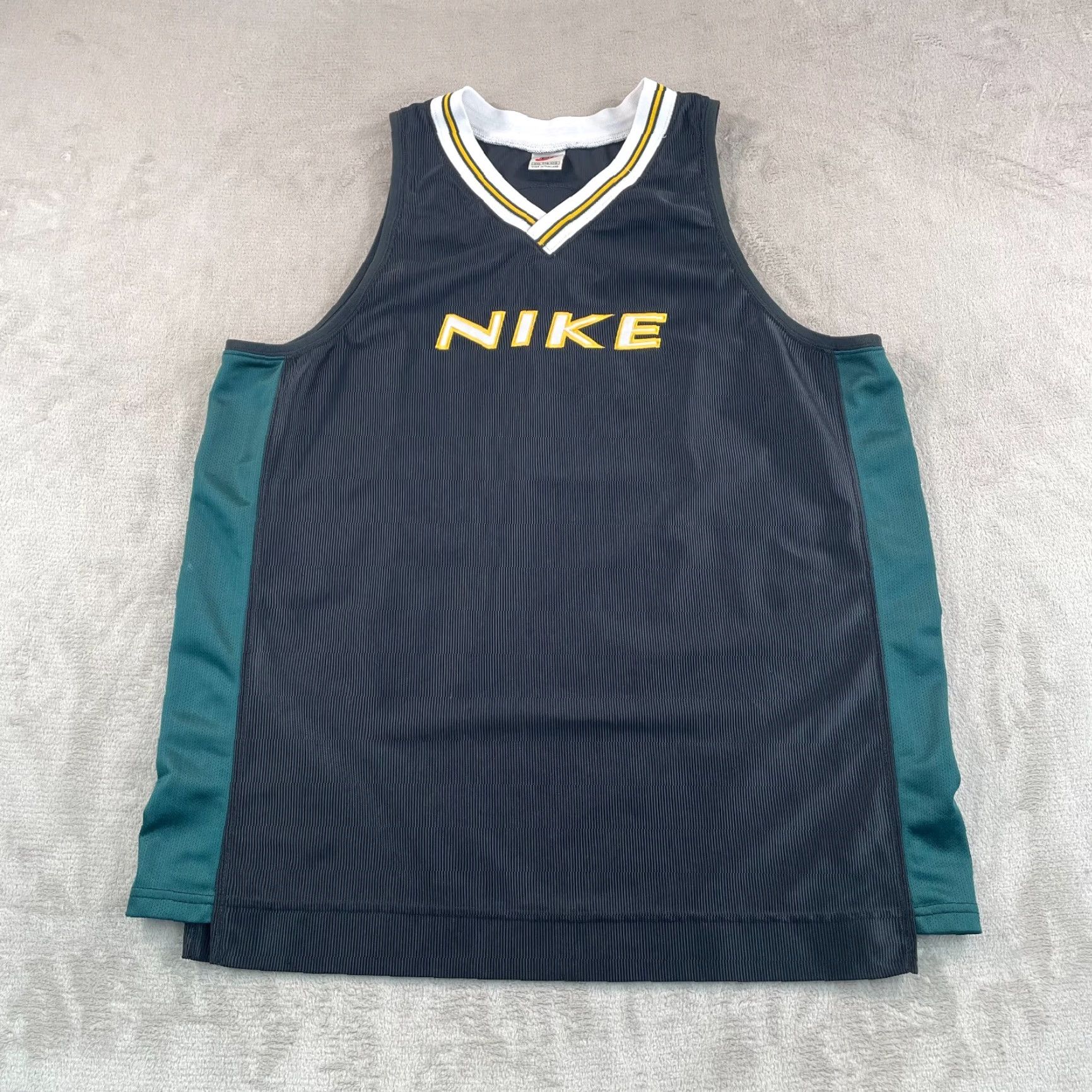 Nike VINTAGE Nike Basketball Jersey Men 2XL Black Green Center Logo White Tag Y2K 90s Size US XXL / EU 58 / 5 - 2 Thumbnail