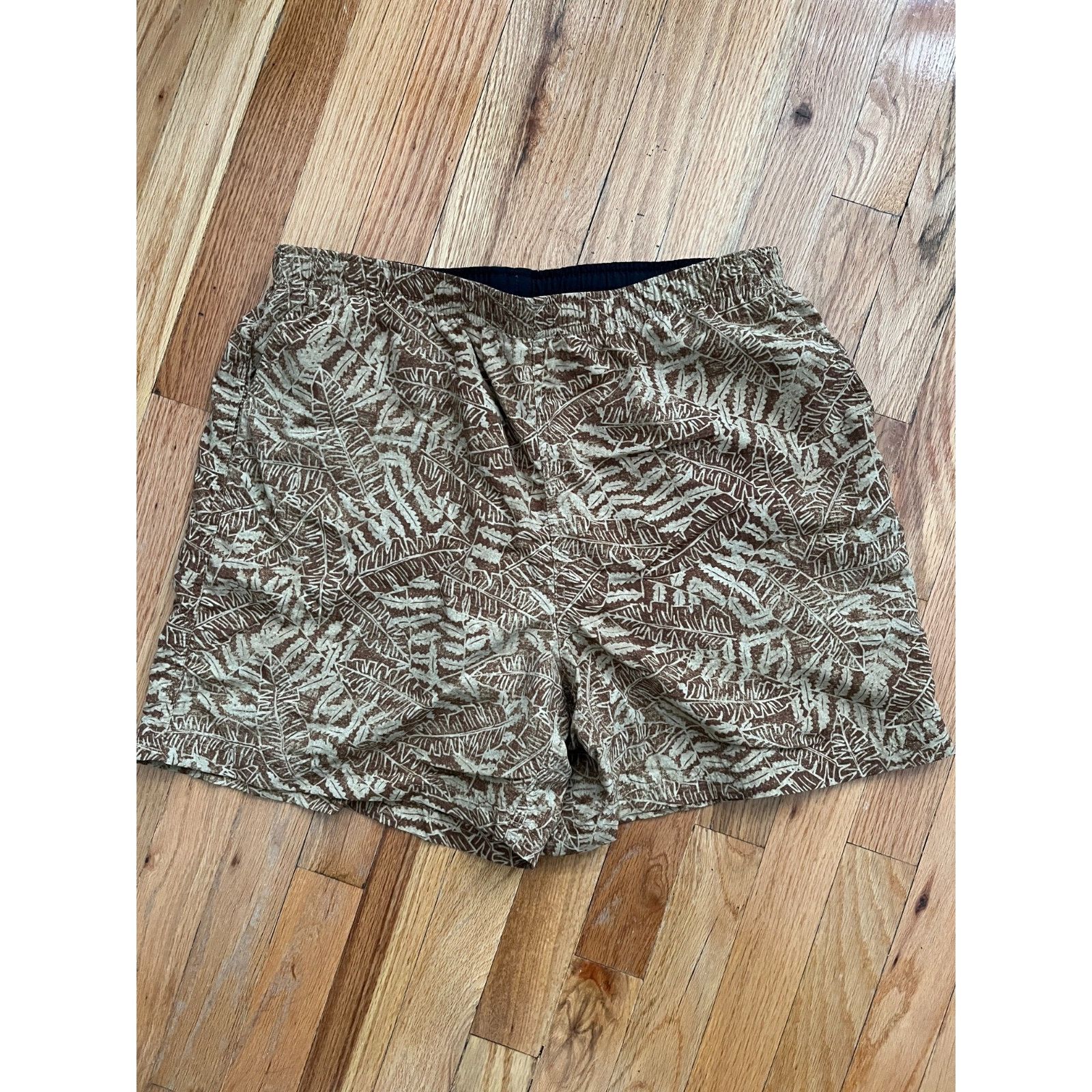 L.L. Bean LL Bean Men's Supplex Sport Shorts 6" Large Leaf print Size US 34 / EU 50 - 1 Thumbnail