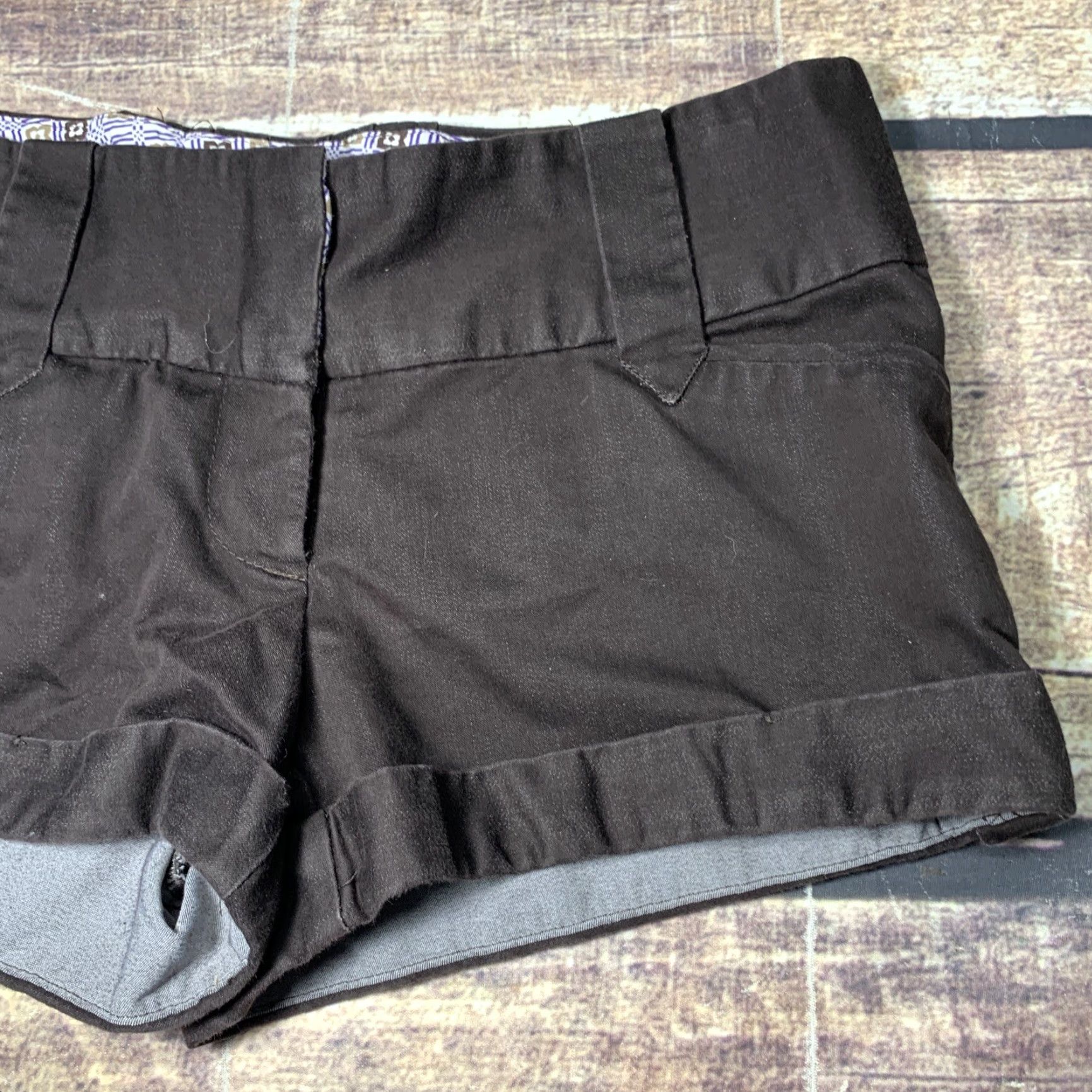 Vintage Charlotte Russe Womens Shorts Dark Brown Size 7 Flap Pockets Cuffed Waist 30 Shorts Size 28" / US 6 / IT 42 - 3 Thumbnail