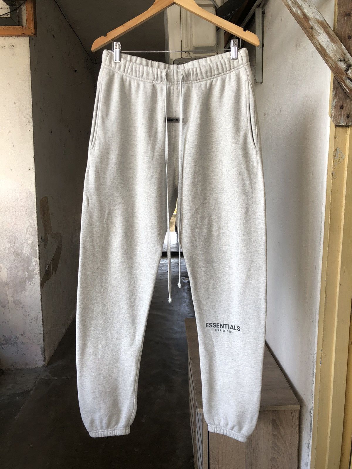 Essentials Essentials x Fear of God Gray Core Sweatpants Size US 33 - 1 Thumbnail