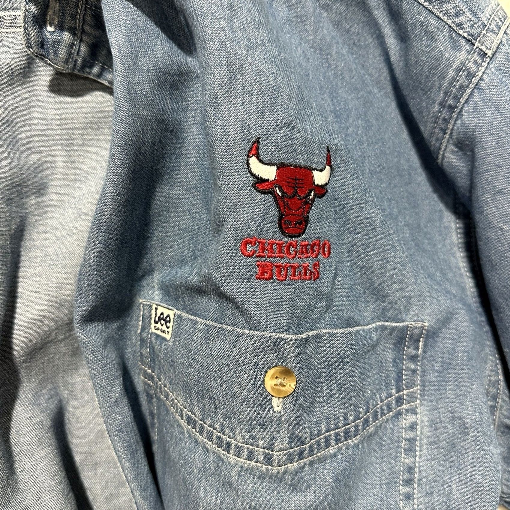 Lee VINTAGE Lee Sport Denim Button-Down Shirt Chicago Bulls Long Sleeve Sz L Men Blue Cotton 90s Sports Embroidered Pocket Regular Shirt Size US L / EU 52-54 / 3 - 4 Thumbnail
