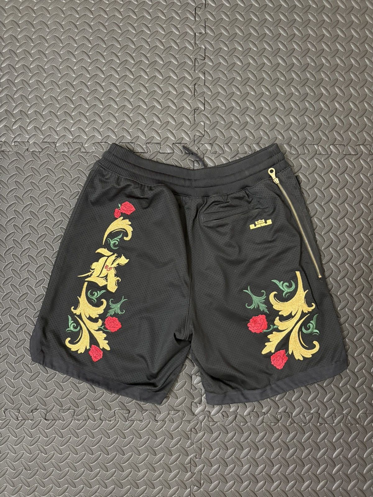 Kith × Nike Kith x Nike Lebron Cloak Shorts Size L Size US 34 / EU 50 - 9 Thumbnail