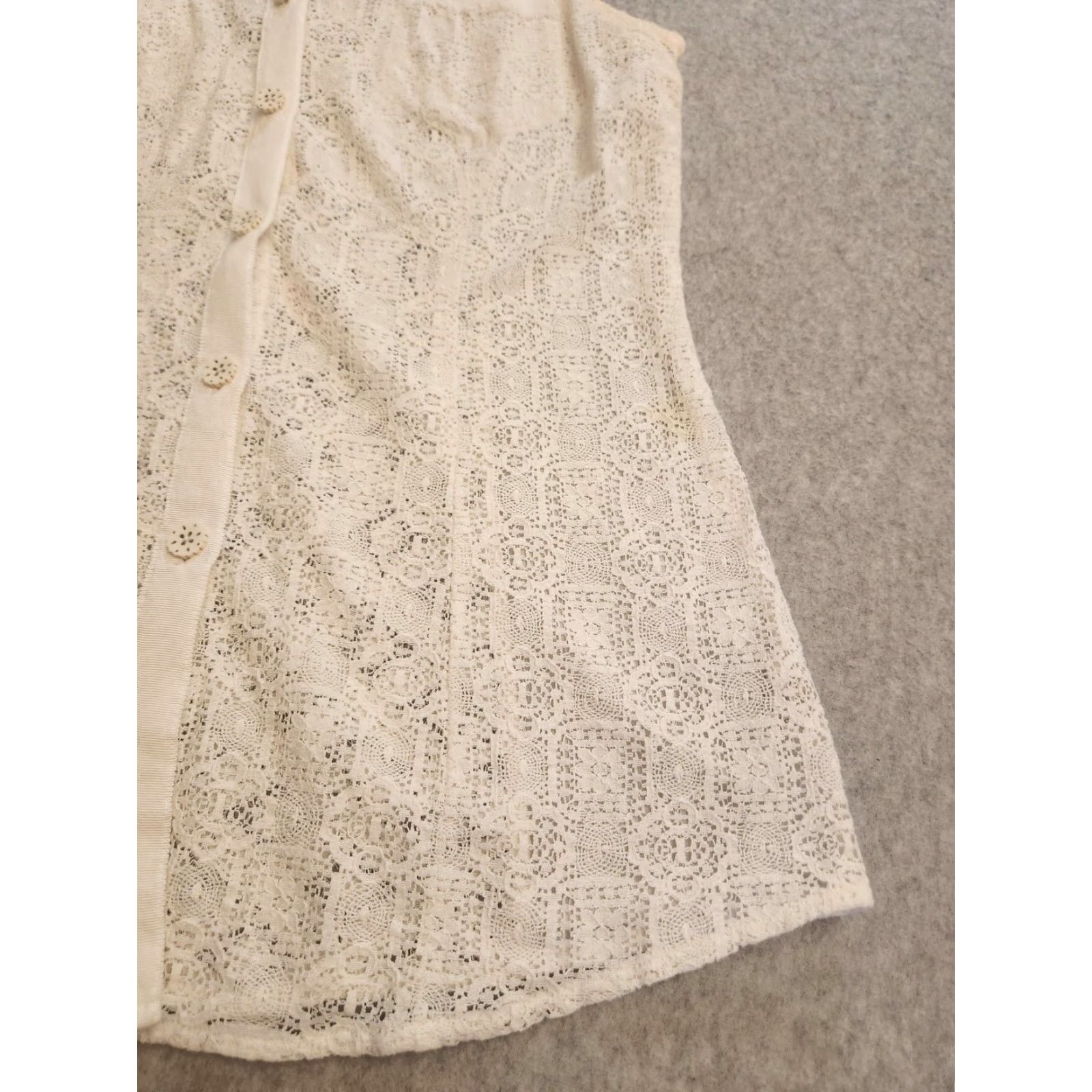 Vintage CAbi Shirt Womens Small Ivory Lace Sleeveless Button Front Collared Sheer Blouse Size S / US 4 / IT 40 - 2 Thumbnail