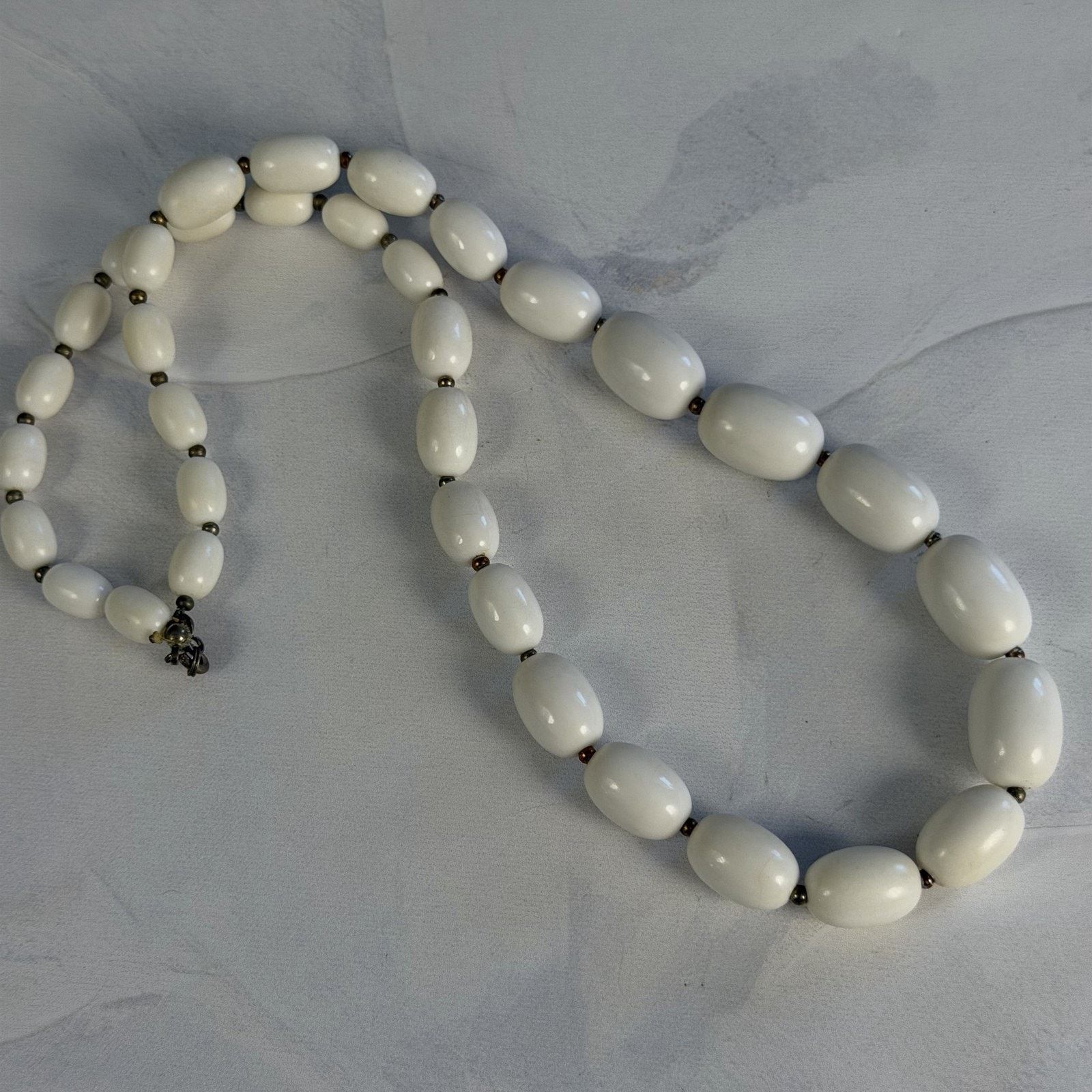 Other Charming Vintage 1980s White & Gold Graduated Bead Necklace Size ONE SIZE - 5 Thumbnail