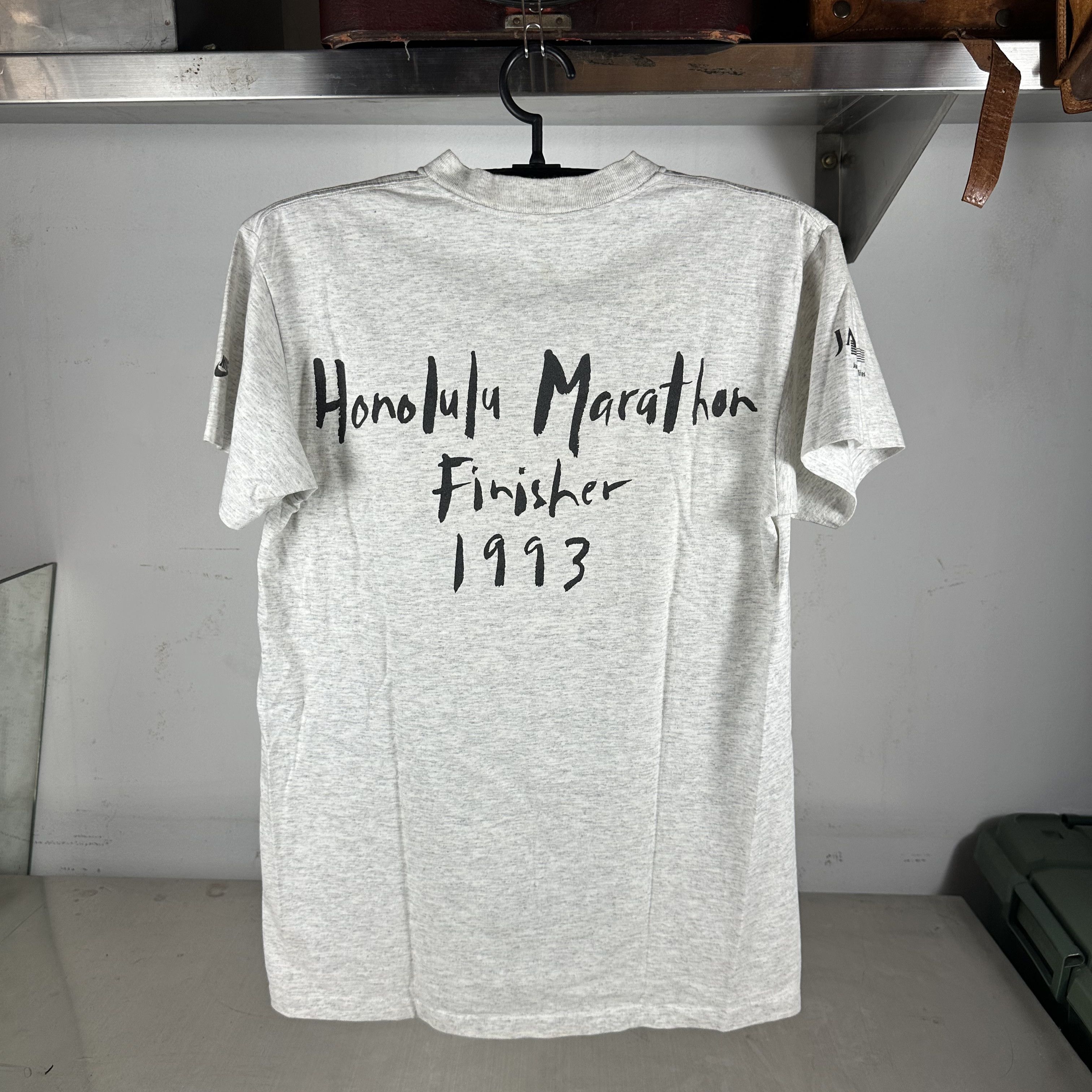 Vintage Vintage 1993 Nike Honolulu Marathon Finisher Running T-shirt Size US M / EU 48-50 / 2 - 3 Thumbnail