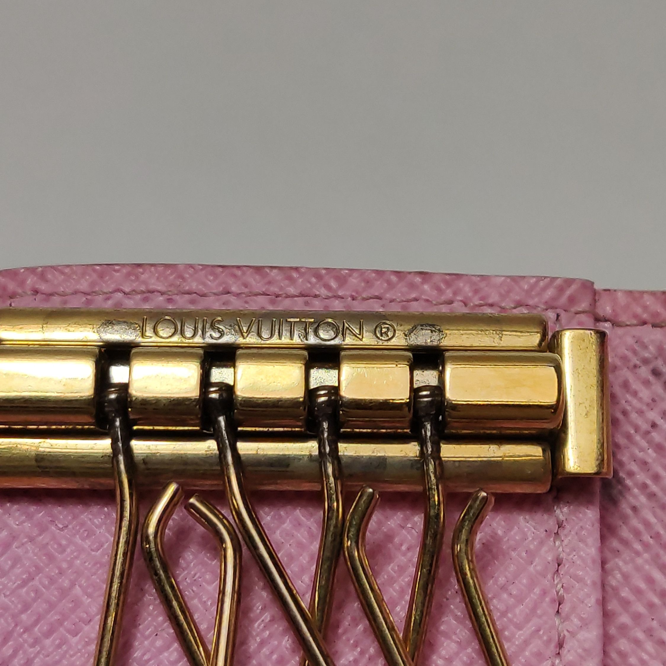 Louis Vuitton Louis Vuitton (LV) white tri-color snap button key bag -y25 Size ONE SIZE - 7 Thumbnail