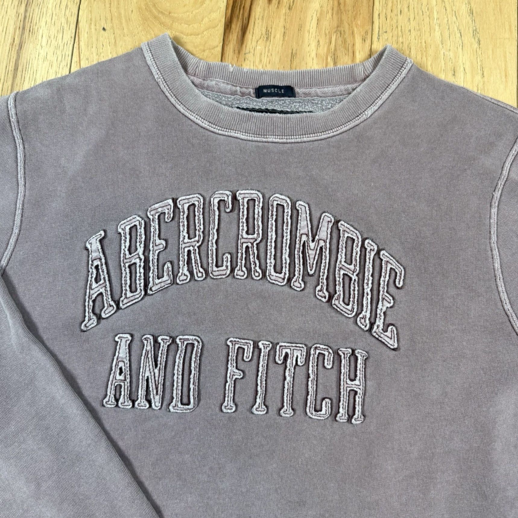 Abercrombie & Fitch Abercrombie & Fitch Sweatshirt Crew Neck Mens Large Lavender Embroidered Pullover Size US L / EU 52-54 / 3 - 3 Thumbnail