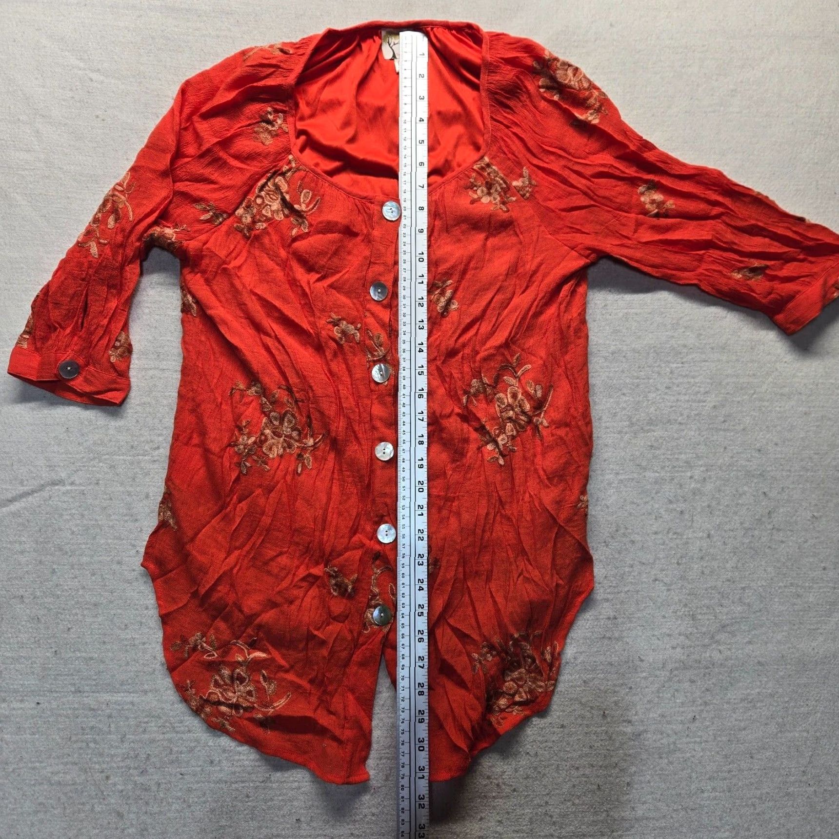 Vintage Fig & Flower Shirt Blouse 1X Red Floral Embroidered Knit Roll Tab Sleeve V-Neck Button Collarless Ladies Womens Shirt Size XL / US 12-14 / IT 48-50 - 6 Thumbnail