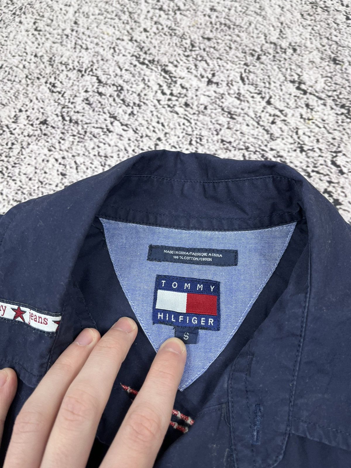 Tommy Hilfiger Vintage Tommy Hilfiger Big Logo shirt Size US L / EU 52-54 / 3 - 7 Thumbnail
