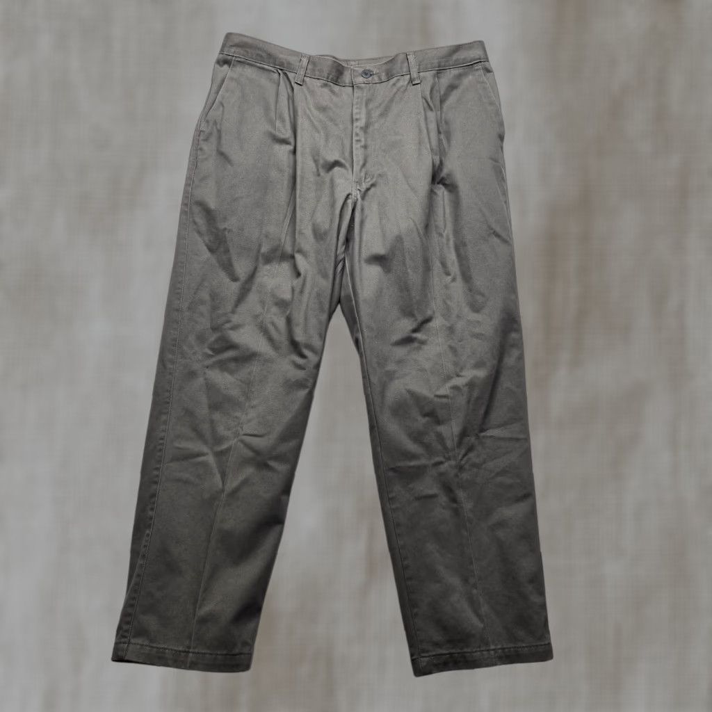 Lee Lee Gray Traveler Chino Pants Regular Men 40 x 30 Gray Solid Straight Front Dress Pants, Stretch, Beltless, Button Zip Closure Mens 40x30 Size US 40 / EU 56 - 1 Thumbnail