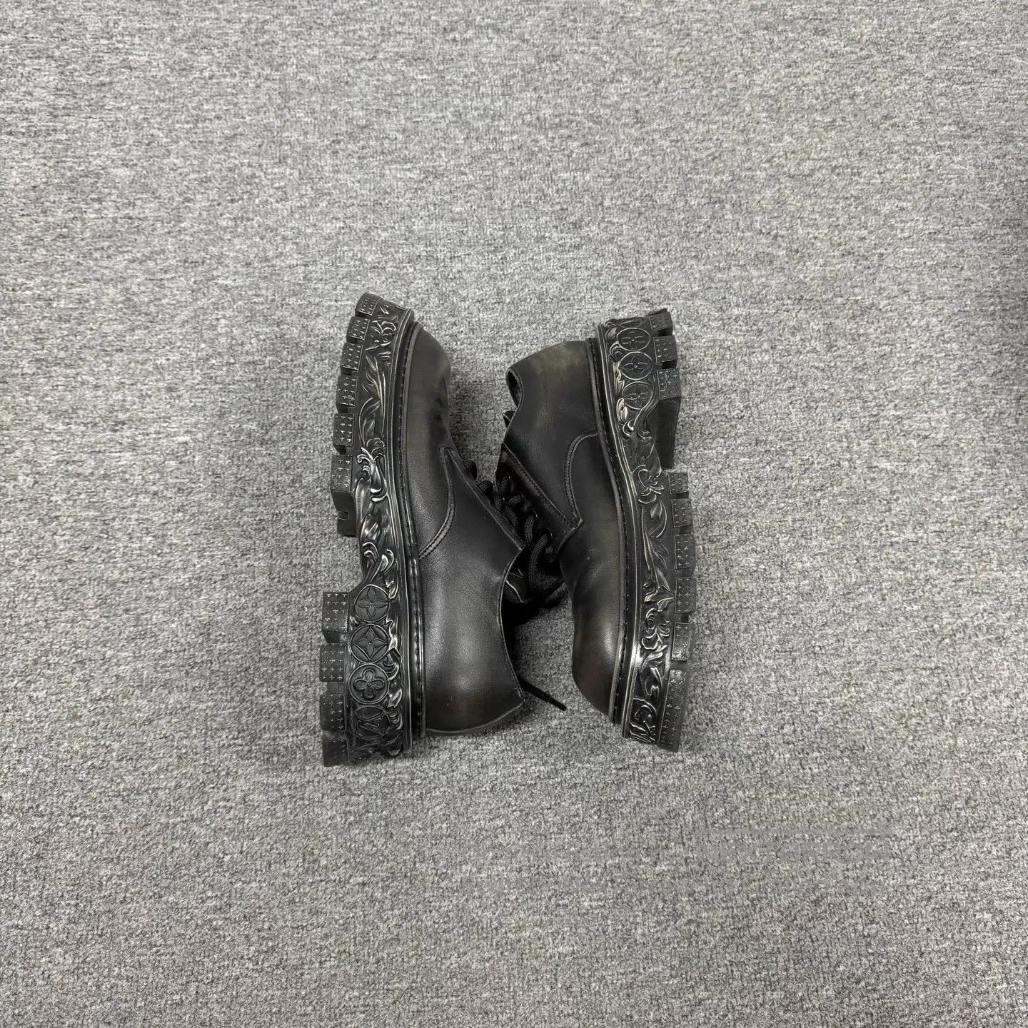 Louis Vuitton Louis Vuitton Stained and aged appearance; thick-soled car Size US 10 / EU 43 - 4 Thumbnail