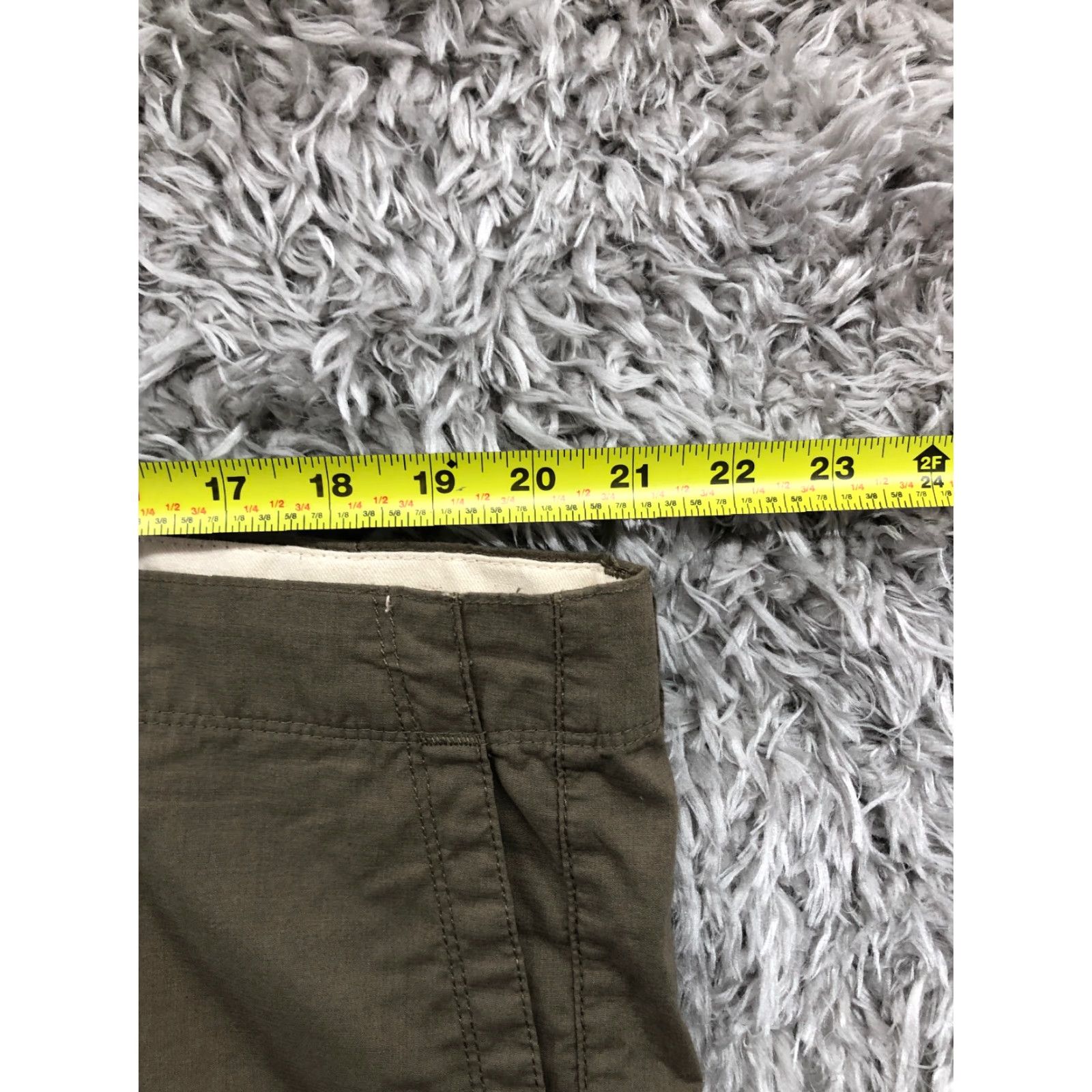 Dockers Dockers Cargo Shorts Mens Size 42 Mid Rise Dark Wash Beige Shorts Size US 42 / EU 58 - 2 Thumbnail