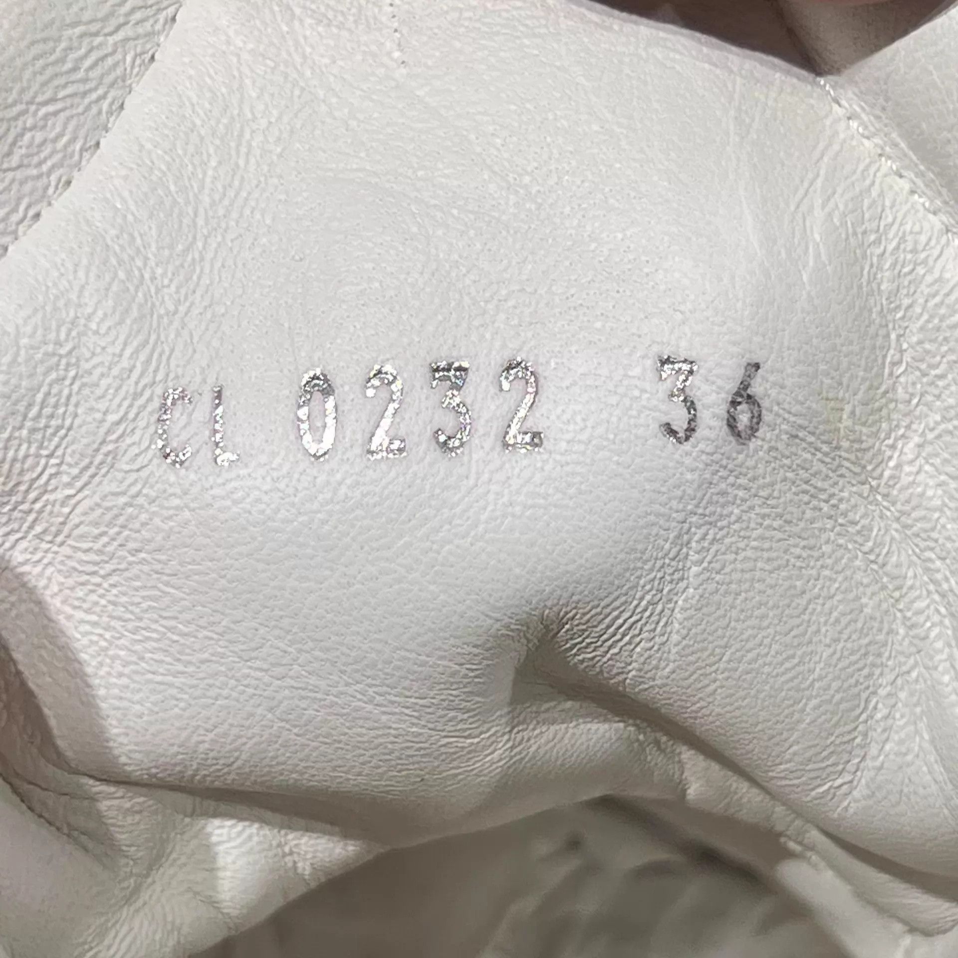 Louis Vuitton Louis Vuitton White Monogram Bow Dad Sneaker UK2 / 36 Size US 5.5 / IT 35.5 - 7 Thumbnail