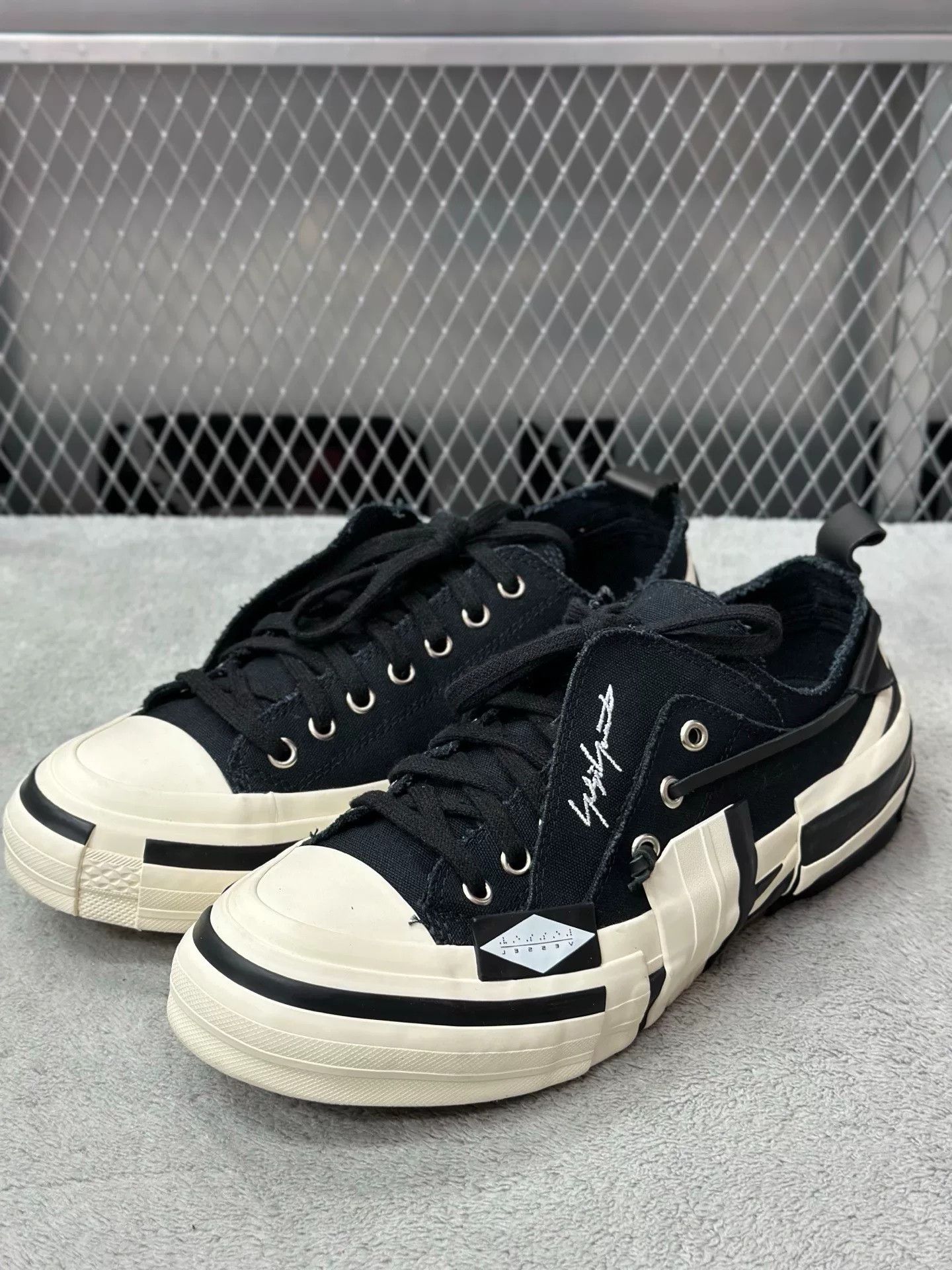 Yohji Yamamoto Yohji Yamamoto Black Lowtop Sneakers 43 Men Size US 10 / EU 43 - 1 Thumbnail