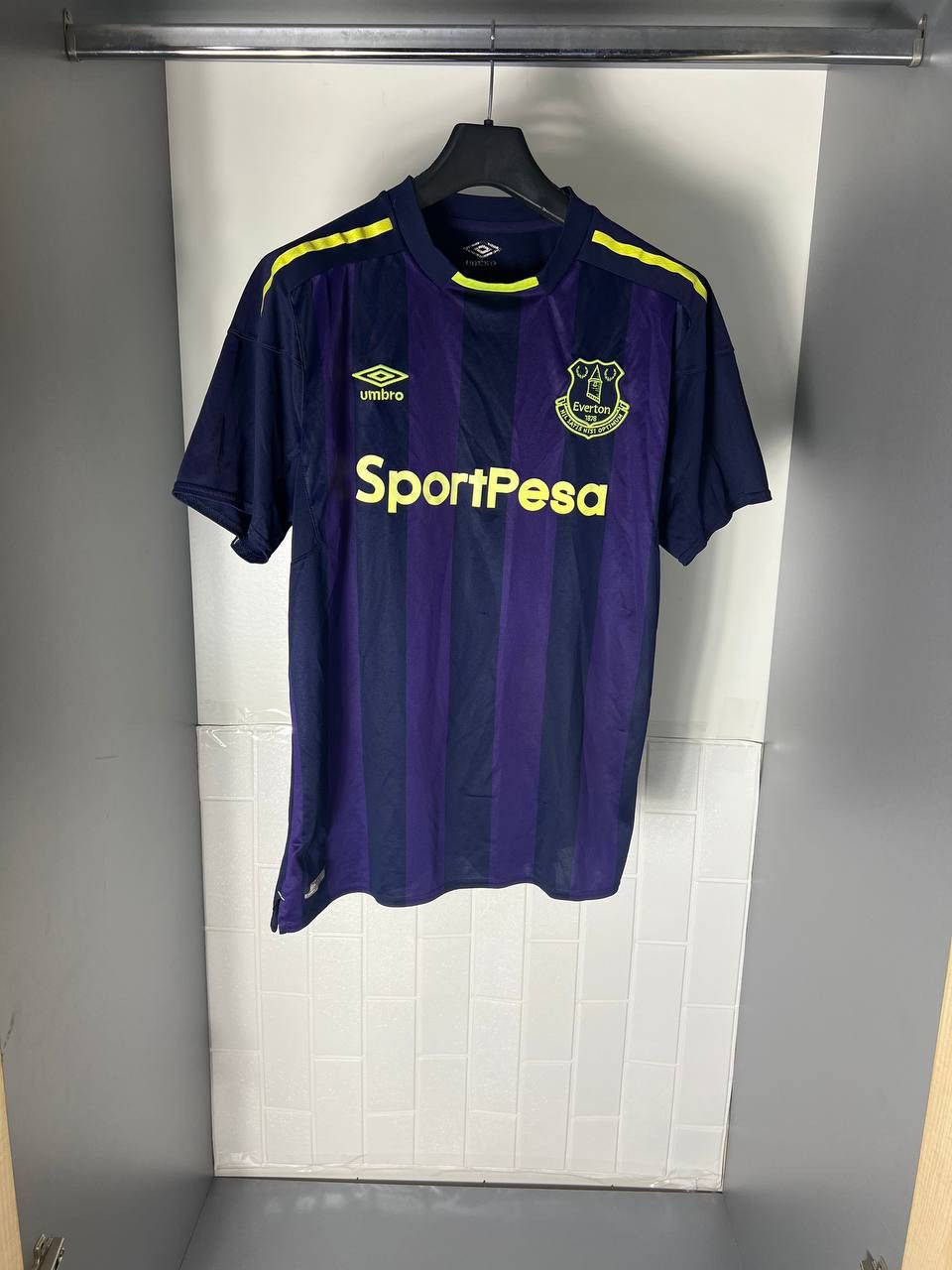 Umbro VINTAGE UMBRO FC EVERTON ENGLAND RETRO SOCCER JERSEY Size US M / EU 48-50 / 2 - 3 Thumbnail