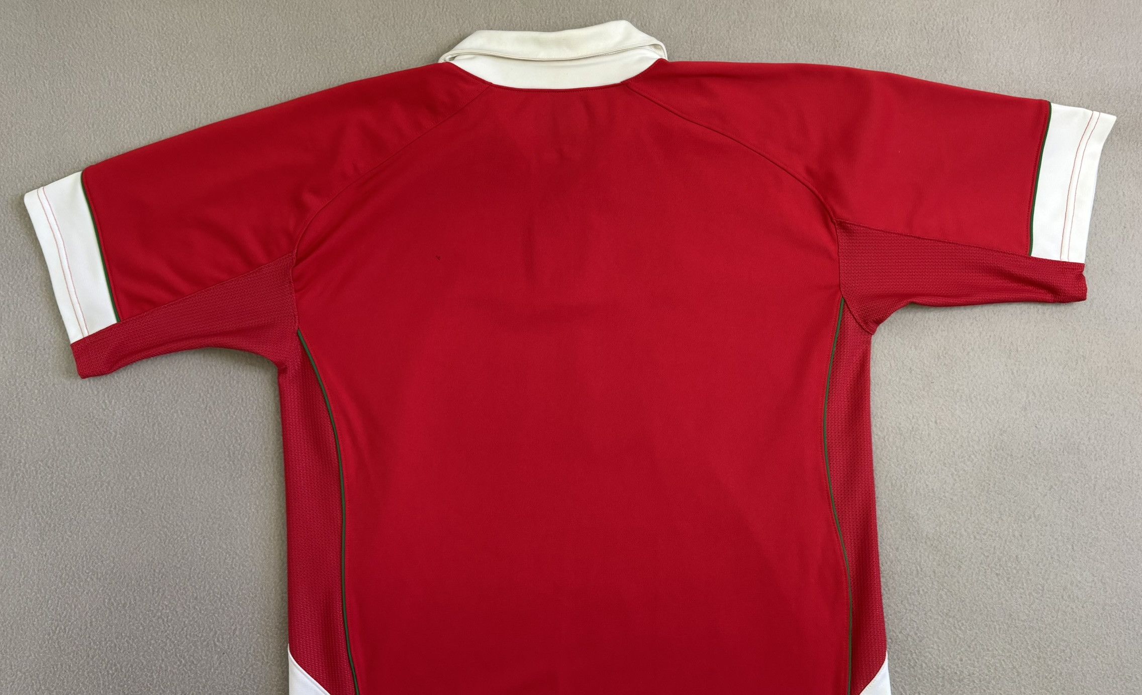 Under Armour Wales Rugby WRU 2008-2009 Under Armor jersey large Size US L / EU 52-54 / 3 - 12 Thumbnail