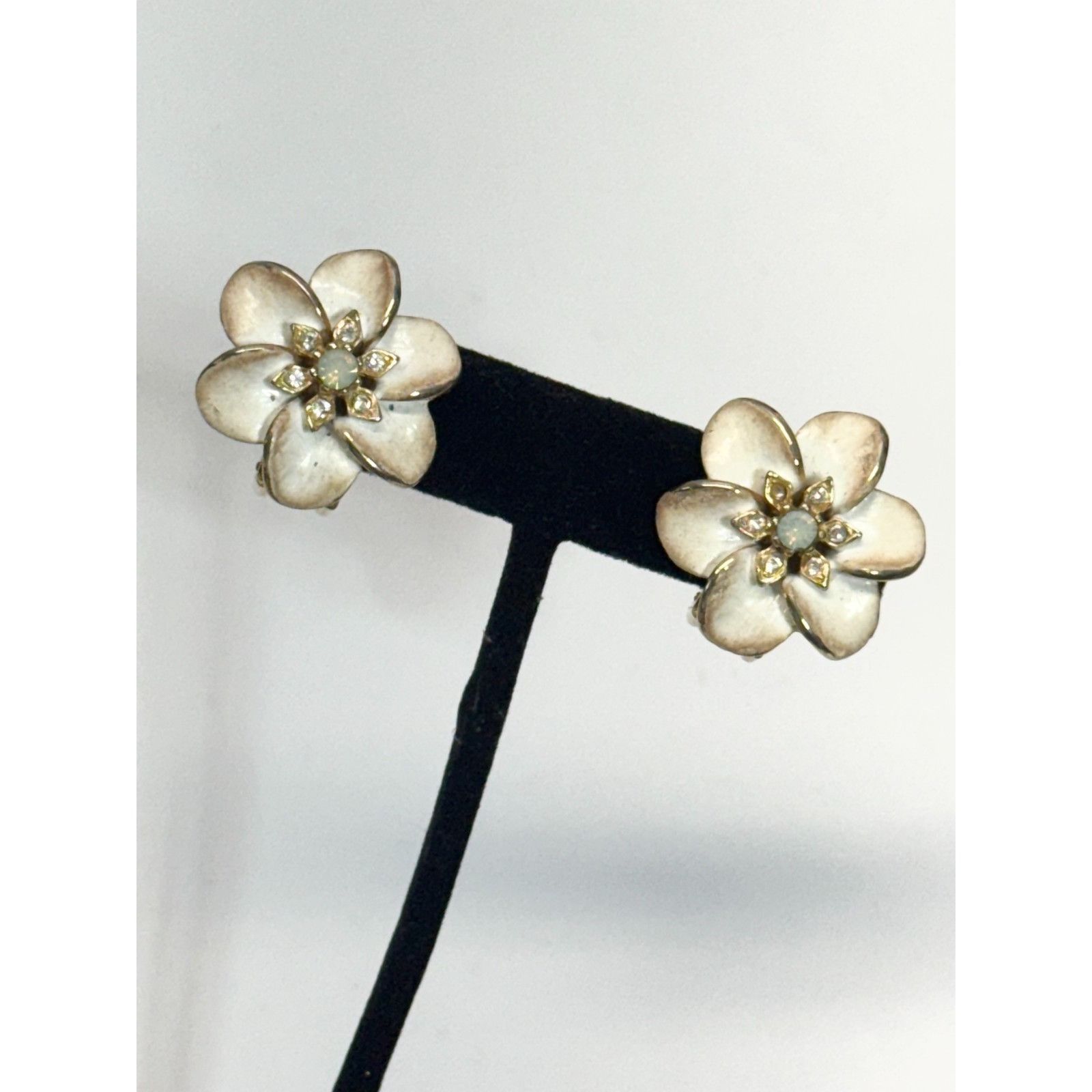 Vintage Vintage white enamel rhinestone flower clip on earrings Size ONE SIZE - 2 Thumbnail