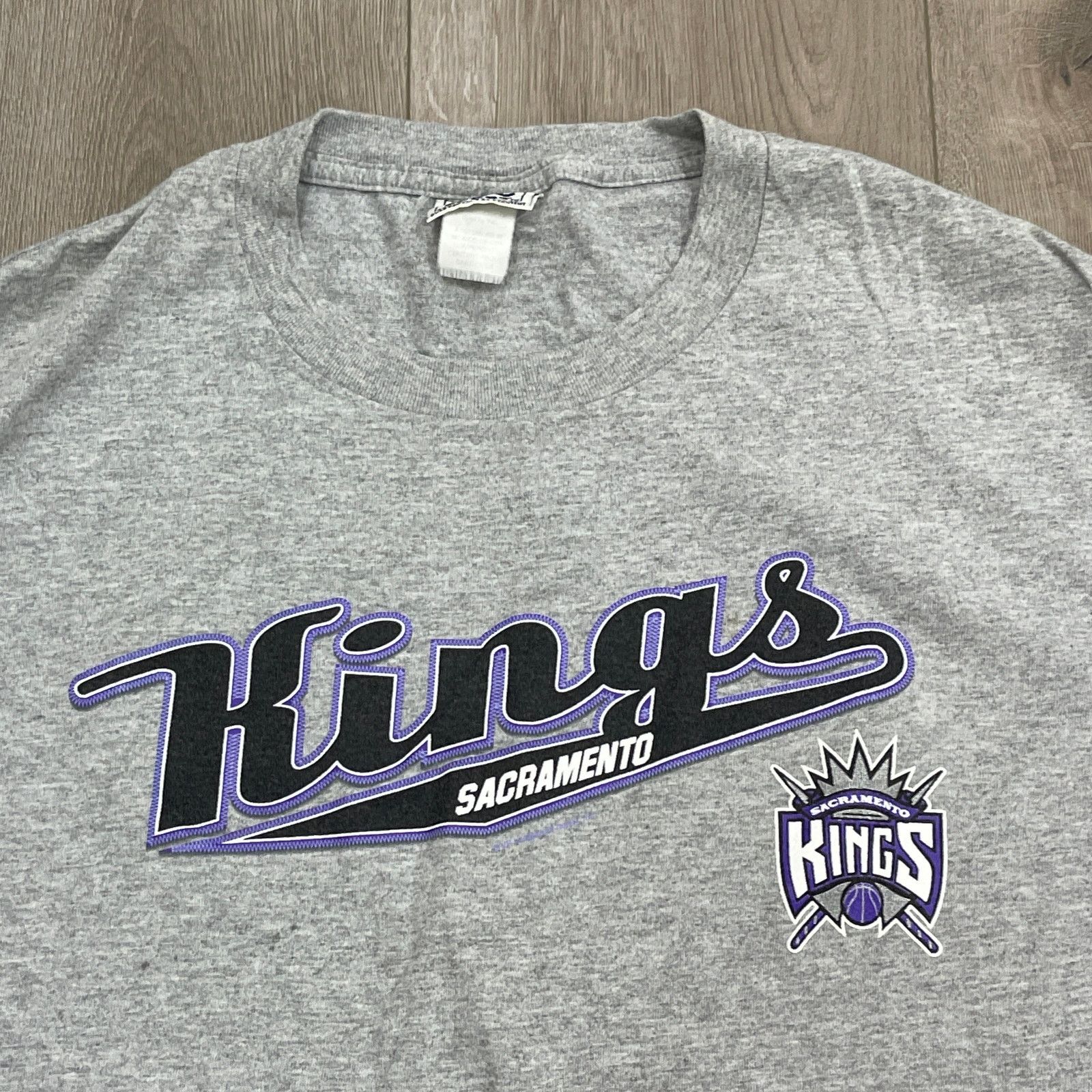 Vintage × Warner Bros Vintage 90s Lee sport Sacramento Kings Gray Script Tee L Size US L / EU 52-54 / 3 - 3 Thumbnail