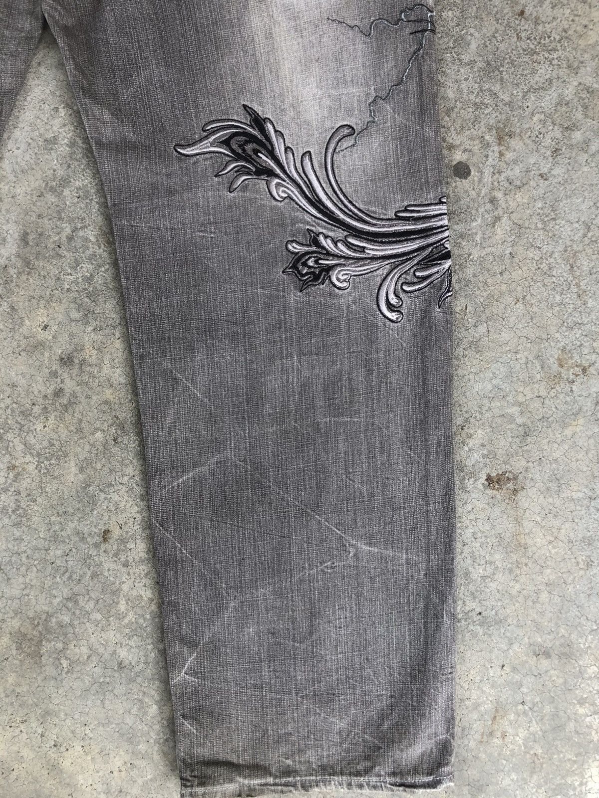 Karakuri Tamashii Karakuri Tamashii Embroidered Jeans Distressed Size US 38 / EU 54 - 12 Thumbnail