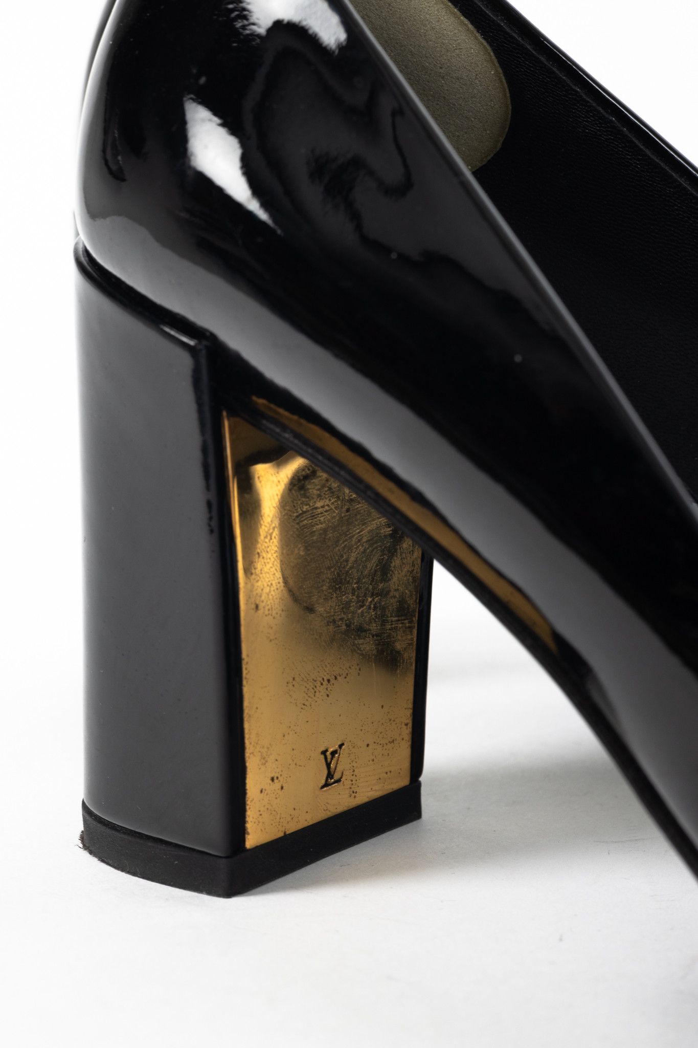 Louis Vuitton Louis Vuitton Black Patent Leather Embellished-Buckle Pumps Size US 4.5 / IT 34.5 - 9 Thumbnail