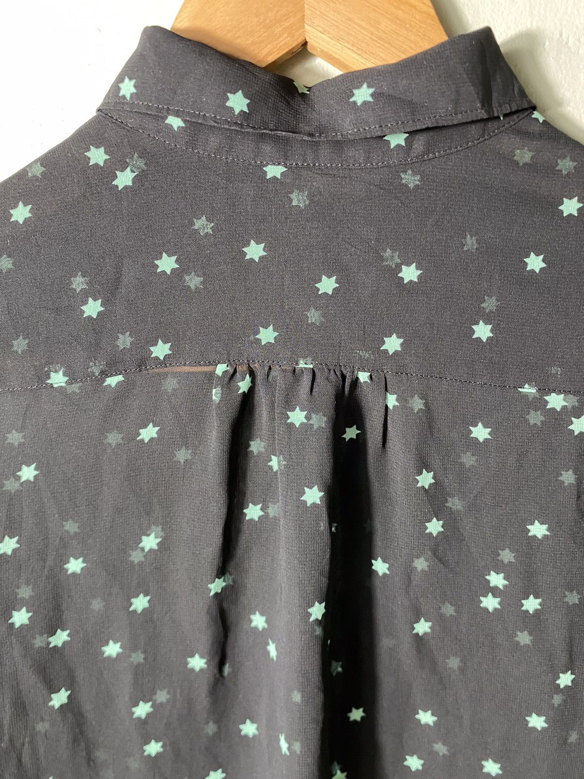 Uniqlo UNIQLO Button Ups A Sky Full Of Stars Size US S / EU 44-46 / 1 - 11 Thumbnail