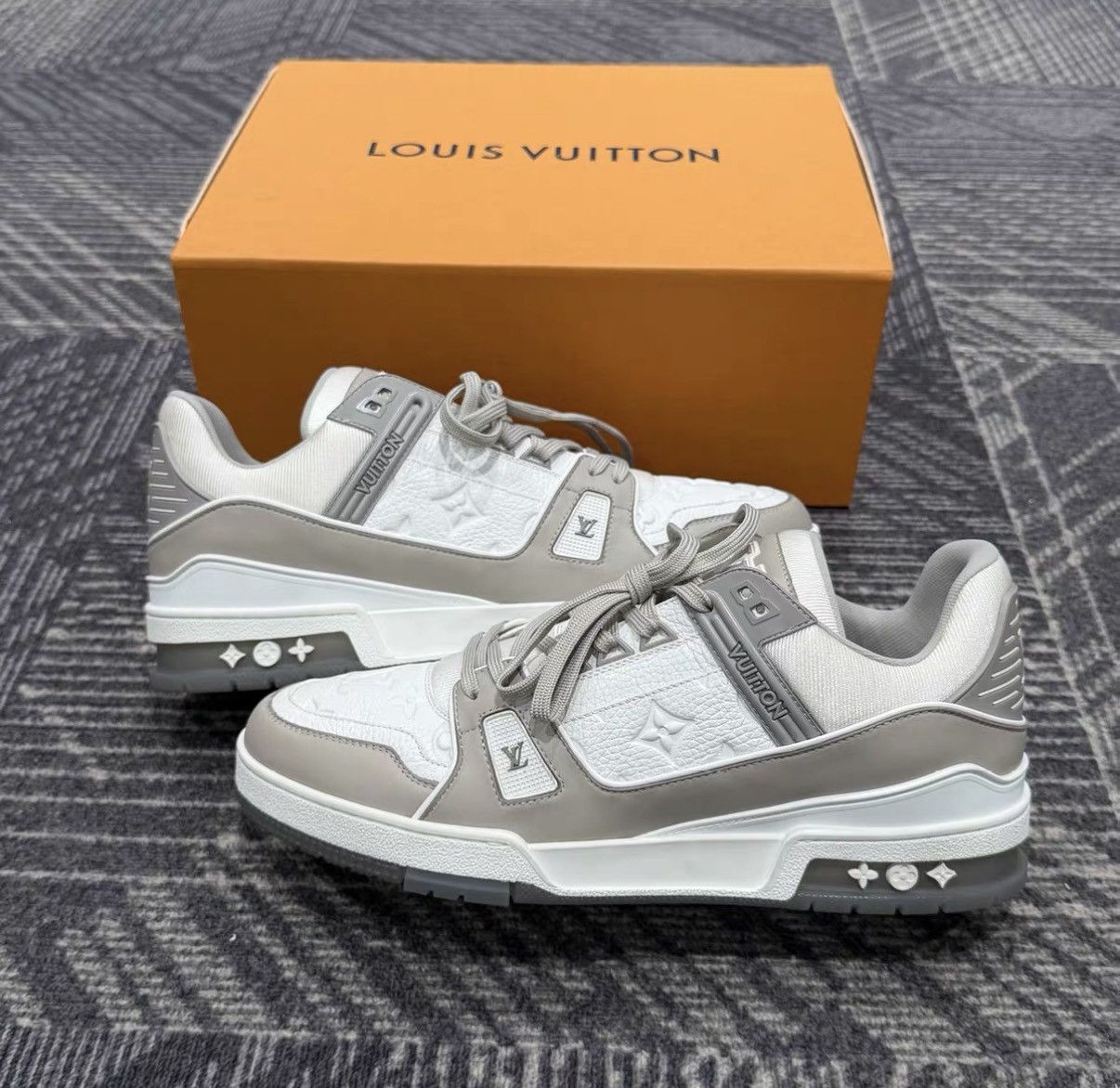 Louis Vuitton Louis Vuitton Trainer Embossed Grey Cement Sneakers J42 Size US 10 / EU 43 - 4 Thumbnail
