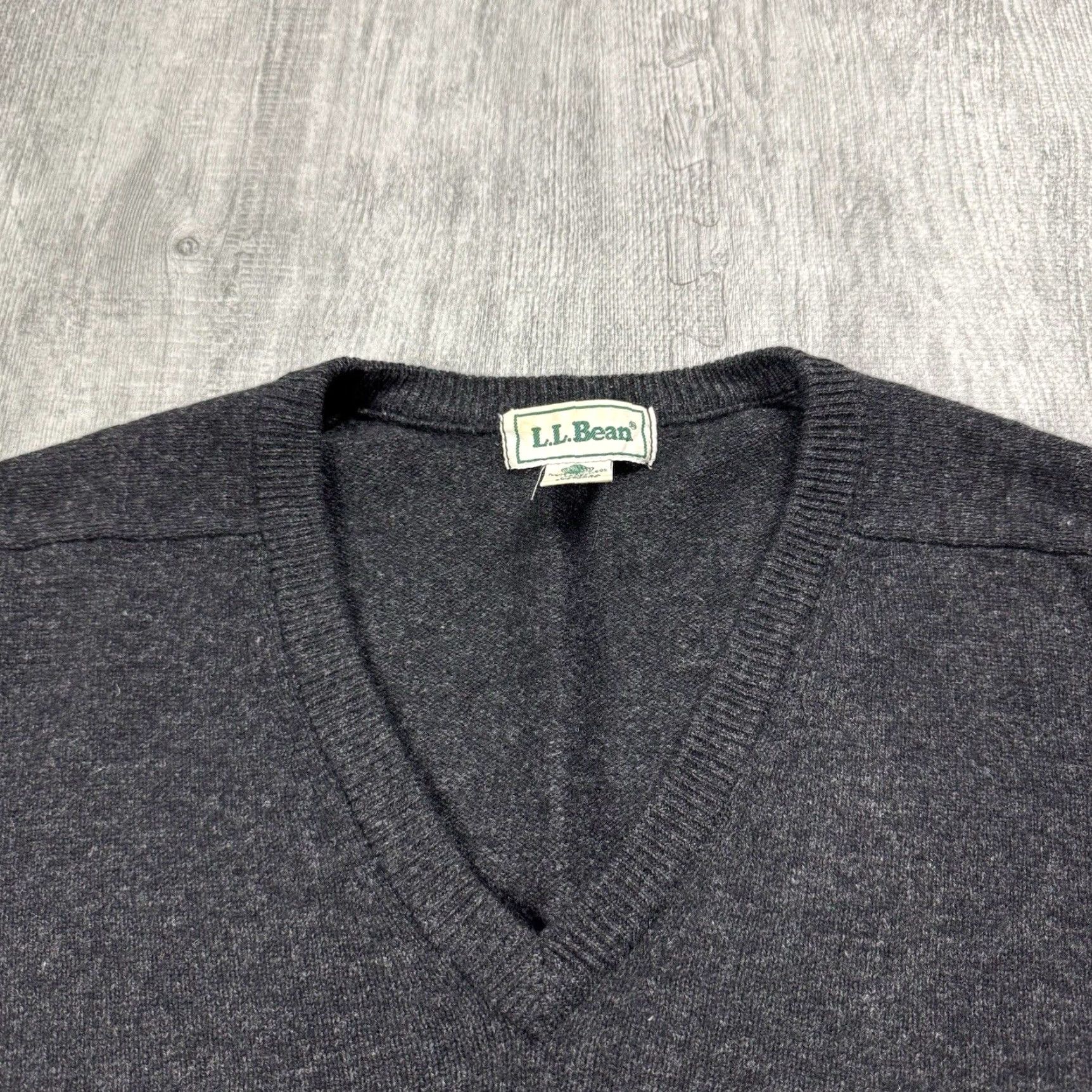 Vintage VINTAGE L.L. BEAN MEN'S 100% LAMBSWOOL V-NECK SWEATER Gray Fall Winter Preppy 80s 90s Size US L / EU 52-54 / 3 - 2 Thumbnail