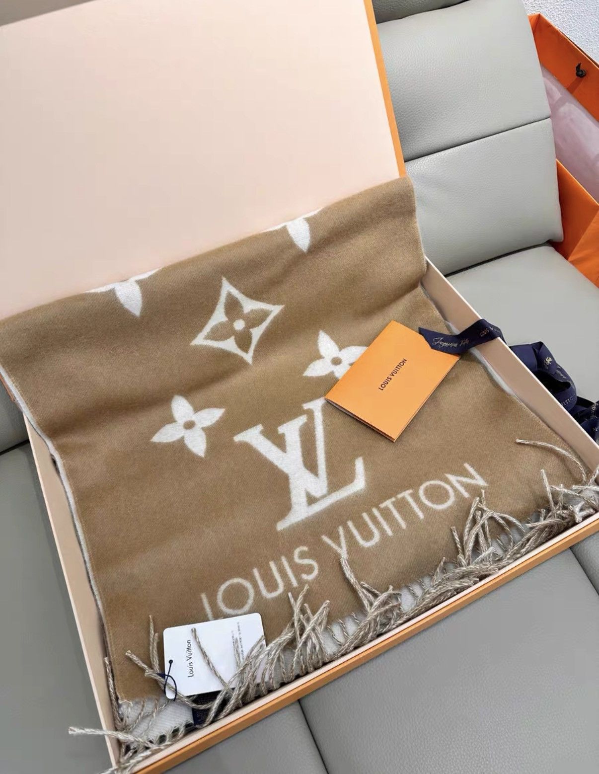 Louis Vuitton Louis Vuitton Brand New Scarf J38 Size ONE SIZE - 1 Thumbnail