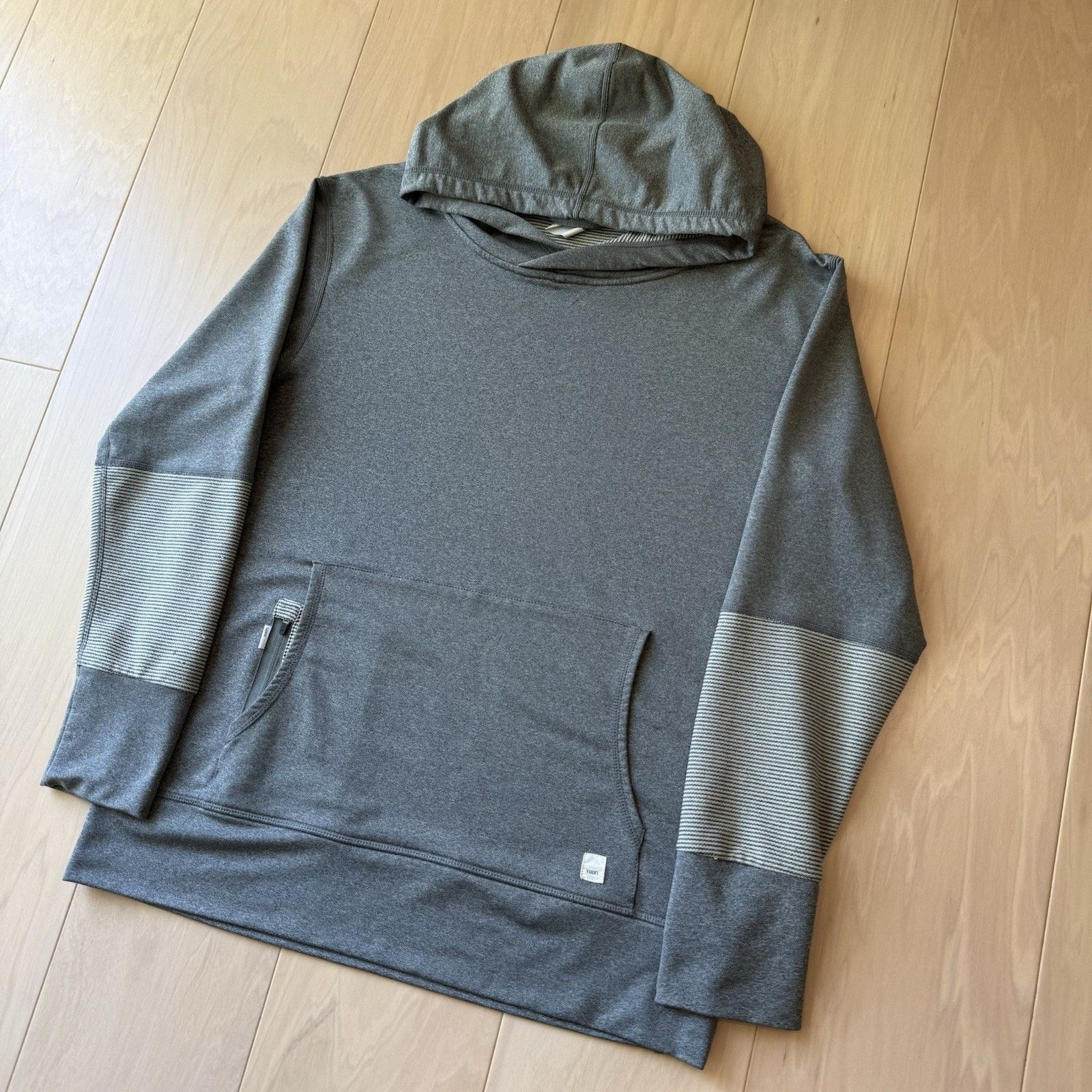 Vuori Vuori Hoodie Large Gray Hooded Pullover Yoga Athleisure Size US L / EU 52-54 / 3 - 8 Thumbnail