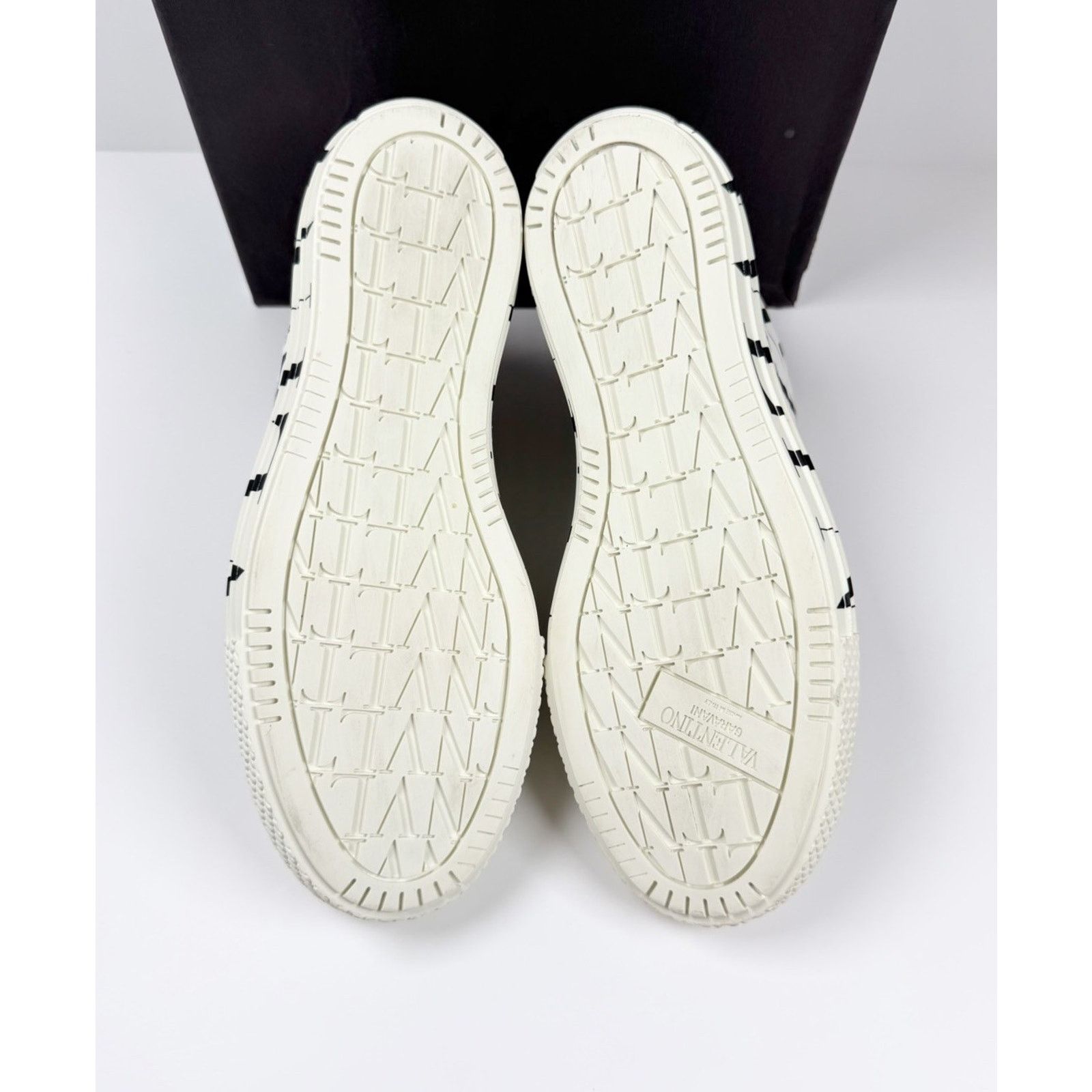 Valentino Size 40EU/7US - Valentino VLTN High Top White Sneakers Size US 7 / EU 40 - 7 Thumbnail