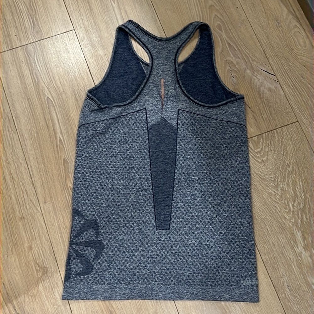 Nike Nike workout top. Razorback dri-fit like new only worn once Size S / US 4 / IT 40 - 3 Thumbnail