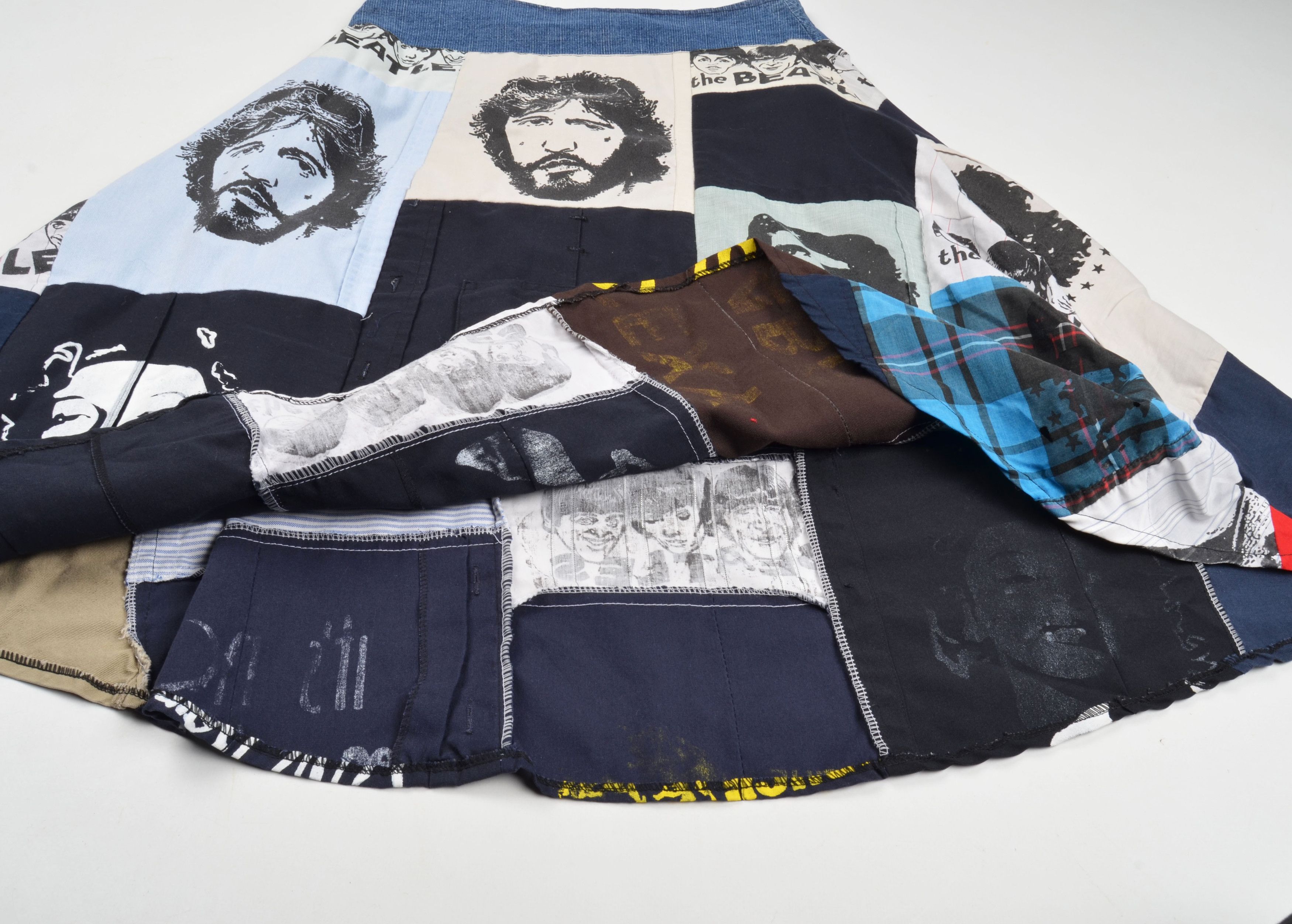 Vintage Y2K Patchwork Graphic Midi Beatles / Che Guevara Print Skirt Size 30" / US 8 / IT 44 - 8 Thumbnail