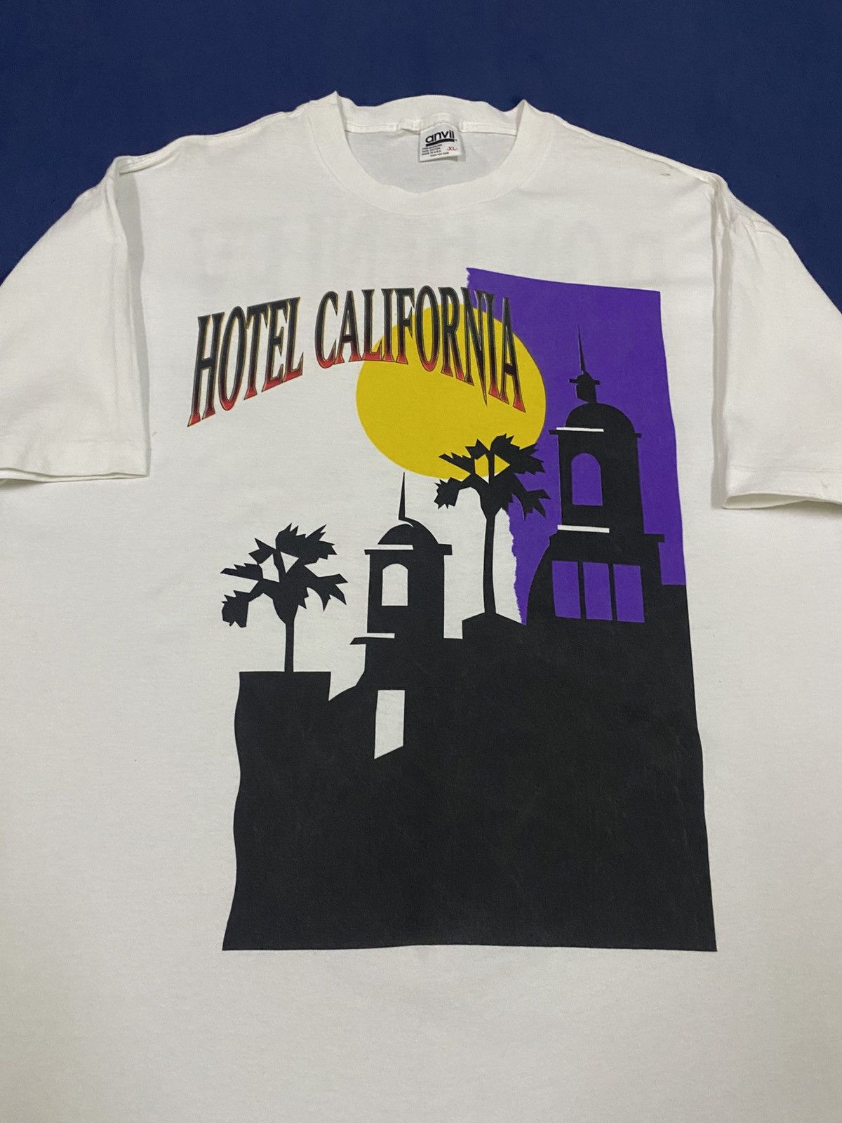 Band Tees Vintage 90s Rock Band Eagles "Hotel California" Tee Size US XL / EU 56 / 4 - 1 Thumbnail
