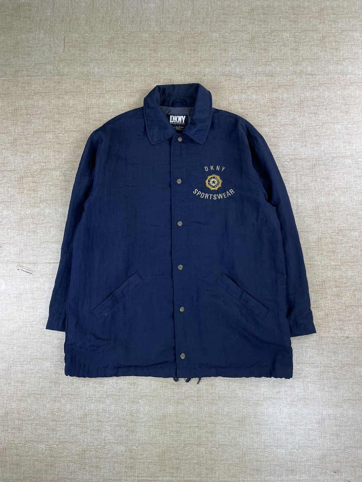DKNY × Vintage VINTAGE DKNY SPORTSWEAR 90s Embroidery Coach Jacket Size US L / EU 52-54 / 3 - 1 Thumbnail