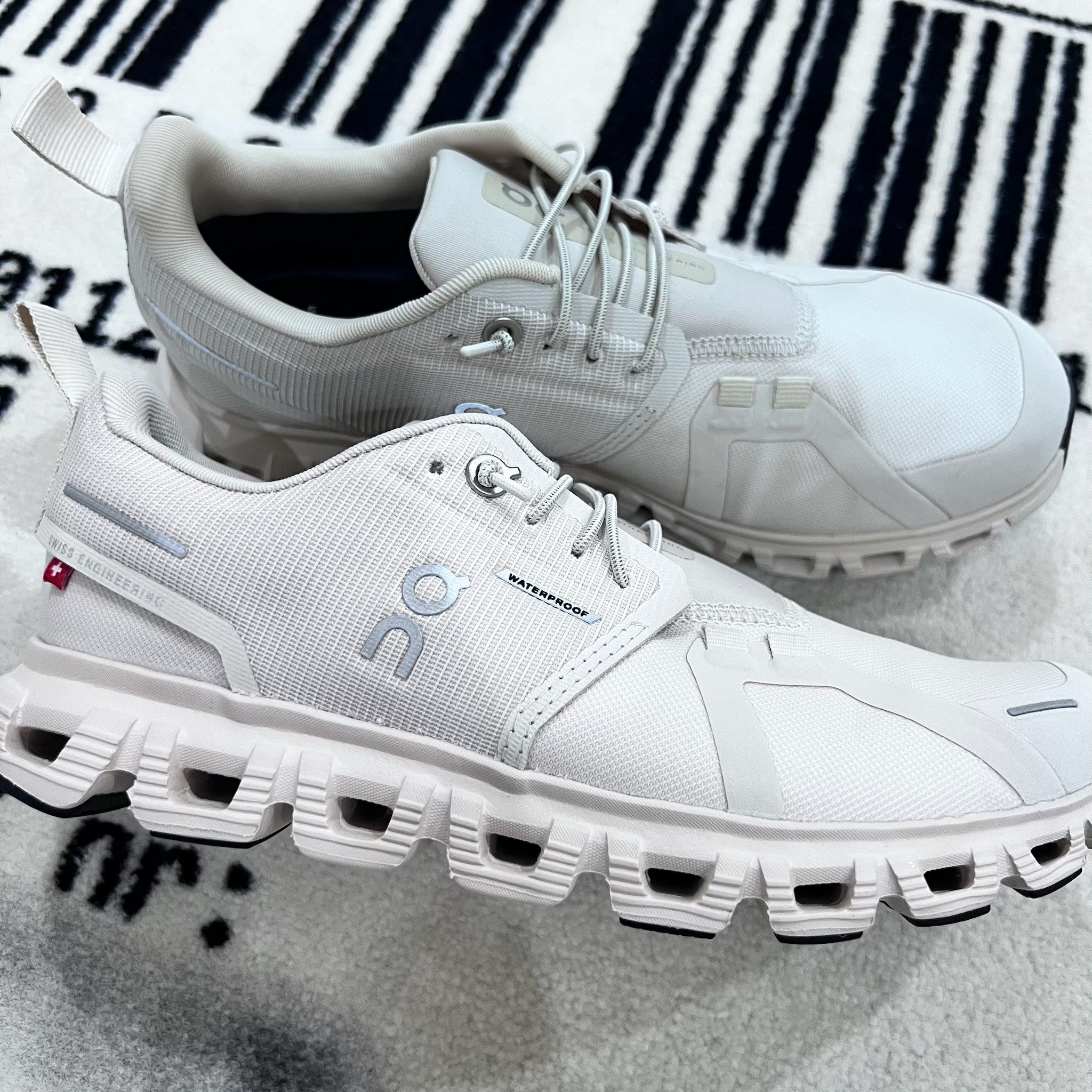On On Cloud 6 Waterproof Women Running Shoes Pearl / White Size US 6 / IT 36 - 6 Thumbnail