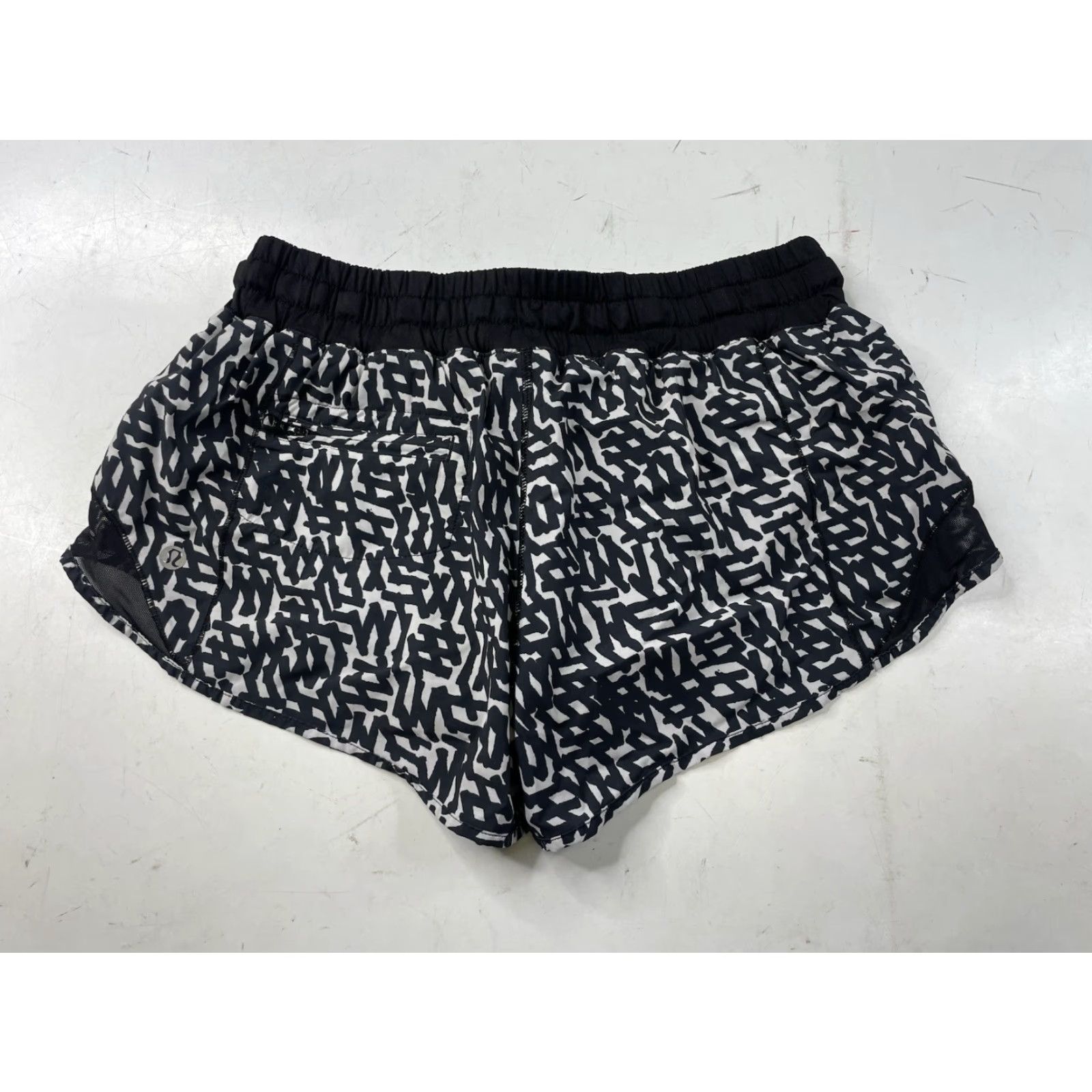Lululemon Lululemon 2.5" Lined Short Women Size 6 Black White Geometric Activewear Hotty Hot Low-Rise Folded Hem Geometric Pattern Size 28" / US 6 / IT 42 - 3 Thumbnail