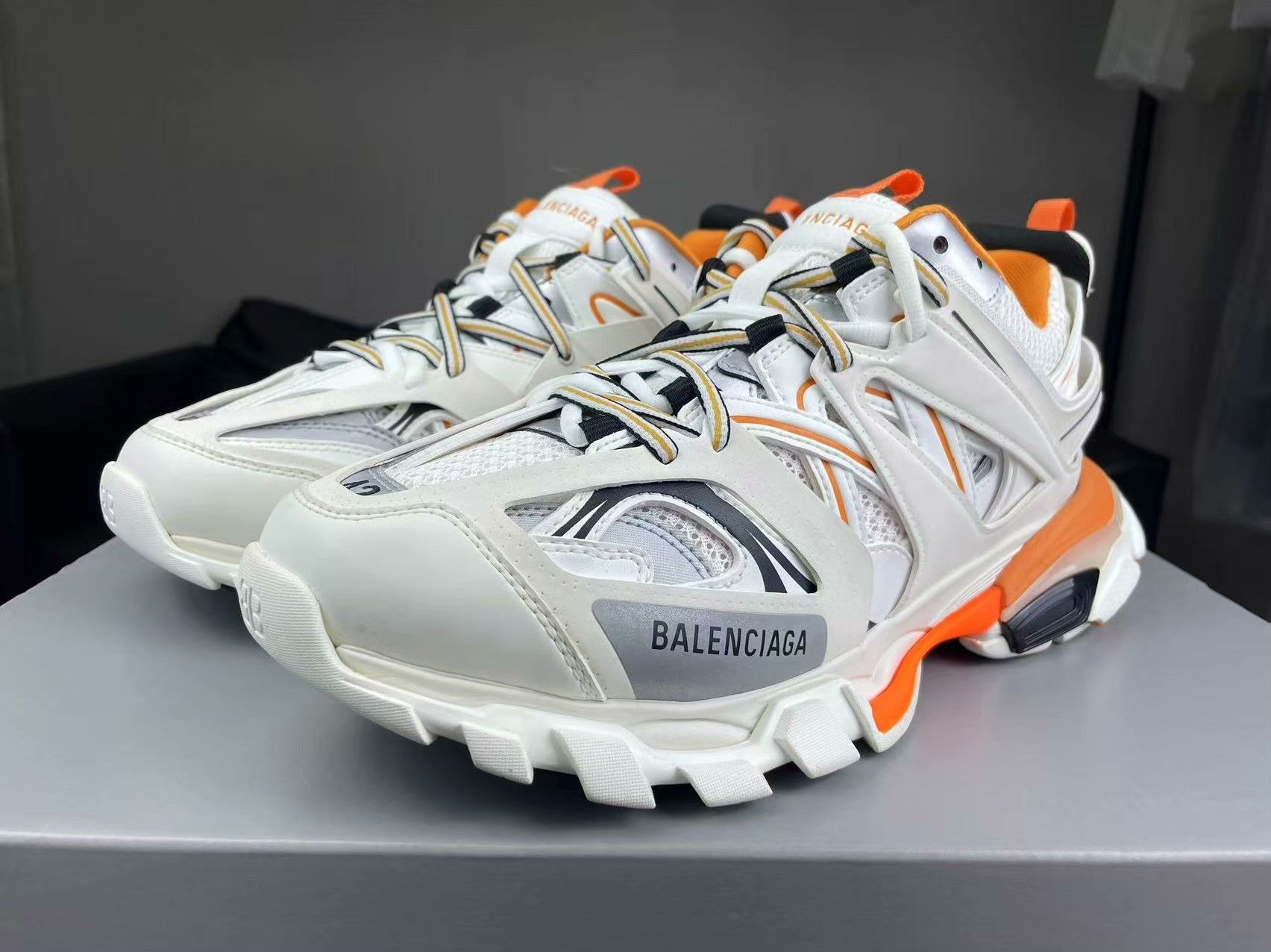 Balenciaga Balenciaga White Lowtop Sneakers 9 Men Size US 9 / EU 42 - 1 Thumbnail