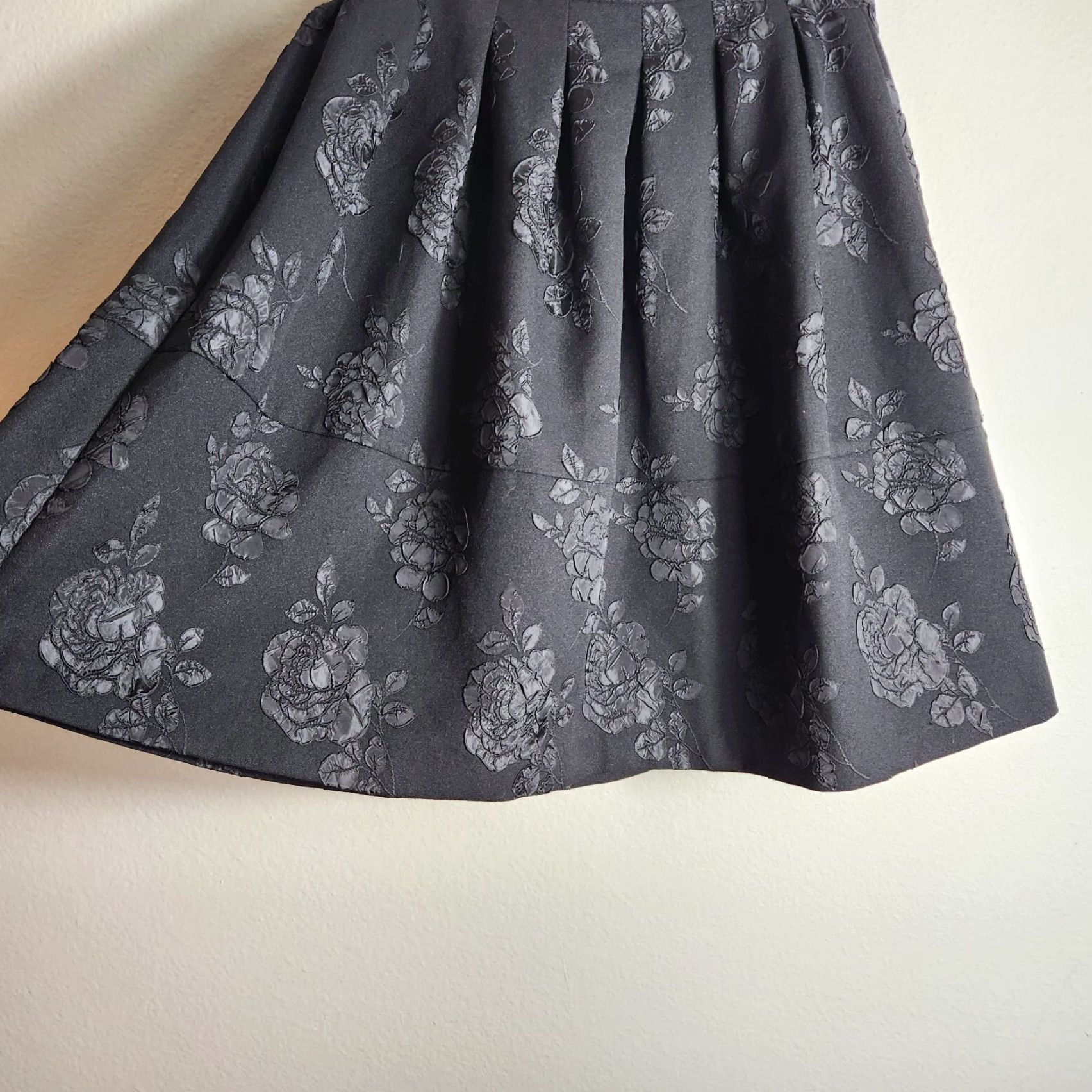 Vintage ELLE Skirt Women Knee Length Black Pleated Rose Applique Full Zip Polyester 6 City Floral Retro 90s Womens Size 28" / US 6 / IT 42 - 3 Thumbnail