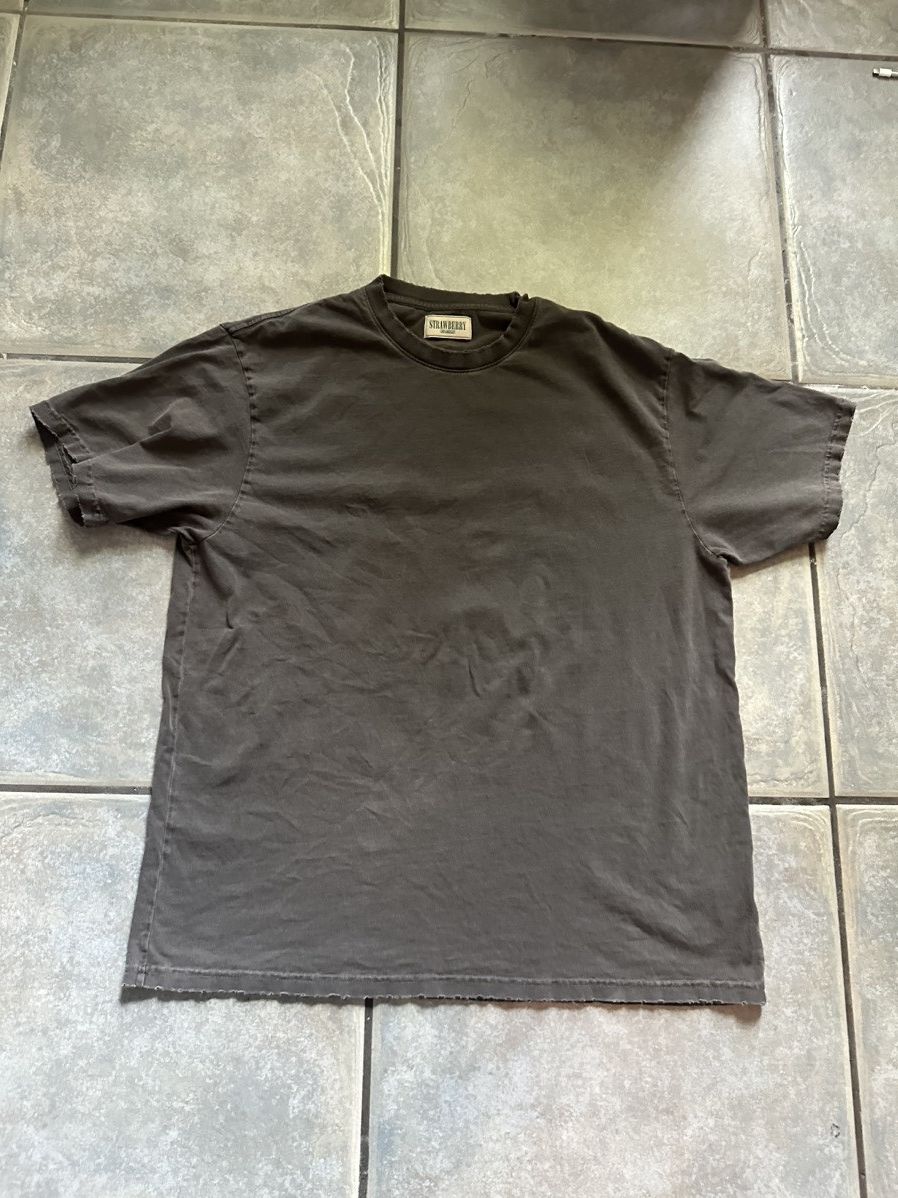 Strawberry Strawberry Dark Gray vintage Tee Size US L / EU 52-54 / 3 - 1 Thumbnail