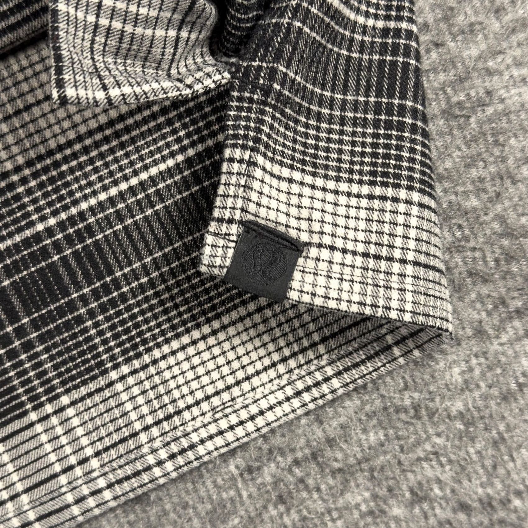 Lululemon Lululemon Flannel Shirt Mens Large Gray Black Plaid Long Sleeve Size US L / EU 52-54 / 3 - 3 Thumbnail