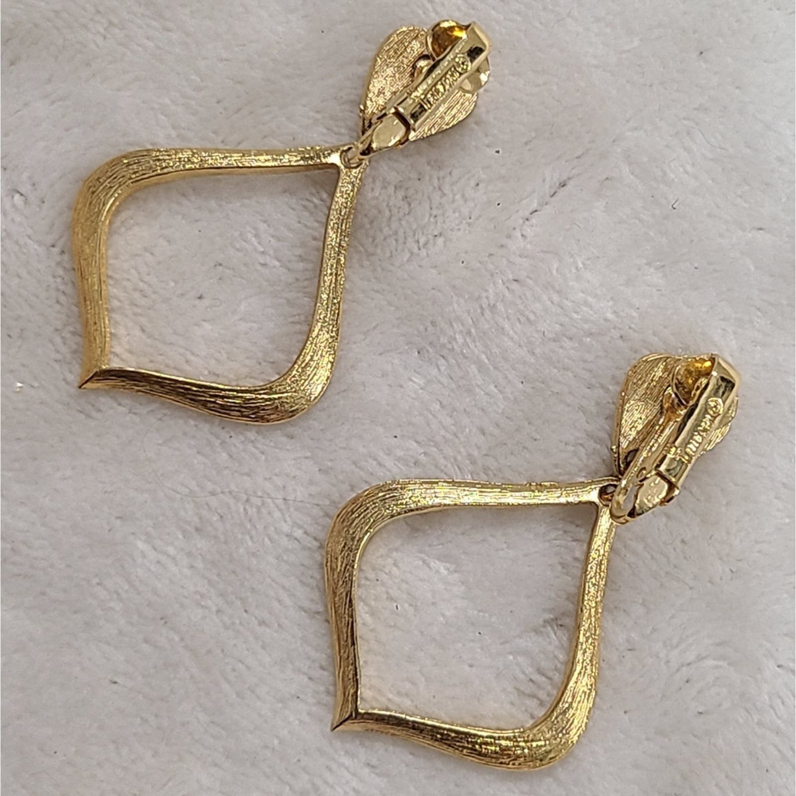 Vintage Trifari Gold Tone Dangle Earrings